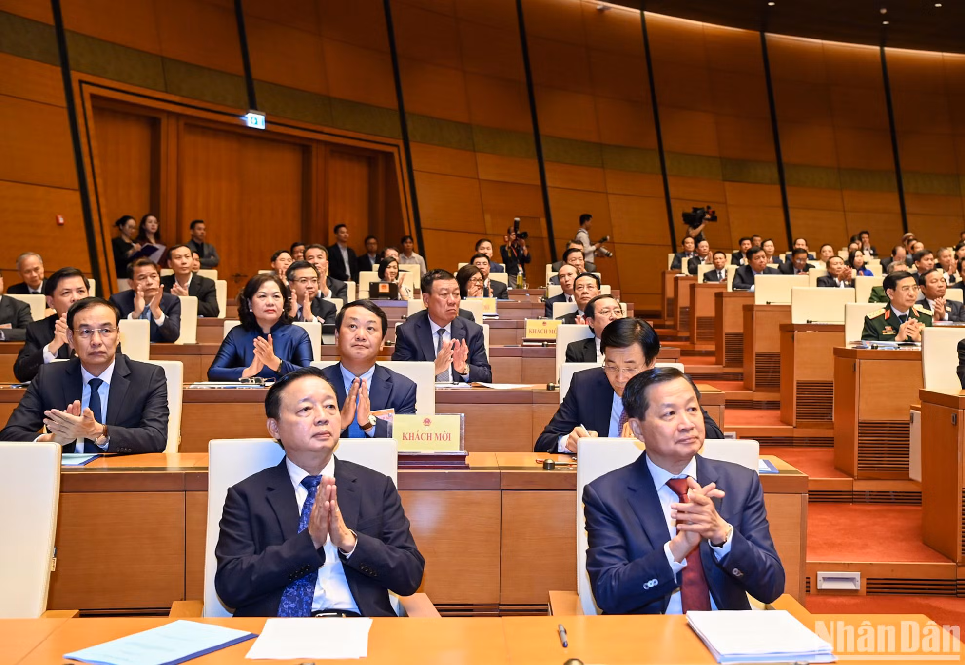 Phó Thủ tướng Lê Minh Khái, Phó Thủ tướng Trần Hồng Hà cùng các thành viên Chính phủ và đại biểu khách mời tại phiên khai mạc. Phó Thủ tướng Lê Minh Khái, Phó Thủ tướng Trần Hồng Hà cùng các thành viên Chính phủ và đại biểu khách mời tại phiên khai mạc.