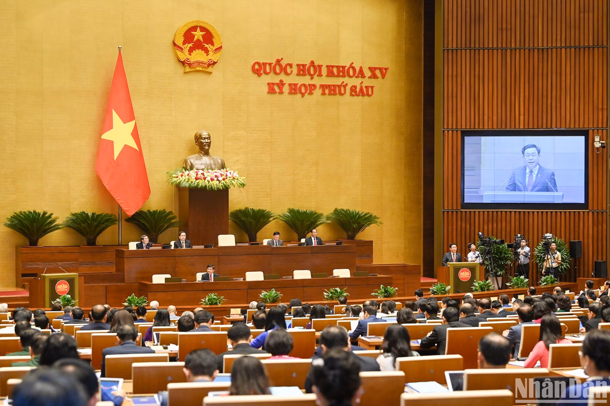 Phát biểu tại phiên khai mạc, Chủ tịch Quốc hội Vương Đình Huệ đề nghị các vị đại biểu Quốc hội tiếp tục phát huy, thực hiện hiệu quả hơn nữa vai trò và trọng trách của người đại biểu nhân dân; đoàn kết, tâm huyết, trách nhiệm hơn nữa trong thực hiện nhiệm vụ đại biểu Quốc hội; phát huy tinh thần dân chủ đối với từng nội dung của kỳ họp. Phát biểu tại phiên khai mạc, Chủ tịch Quốc hội Vương Đình Huệ đề nghị các vị đại biểu Quốc hội tiếp tục phát huy, thực hiện hiệu quả hơn nữa vai trò và trọng trách của người đại biểu nhân dân; đoàn kết, tâm huyết, trách nhiệm hơn nữa trong thực hiện nhiệm vụ đại biểu Quốc hội; phát huy tinh thần dân chủ đối với từng nội dung của kỳ họp.