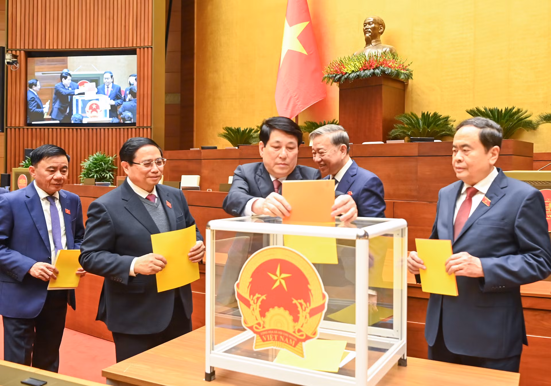 Chủ tịch nước Lương Cường bỏ phiếu bầu Phó Chủ tịch Quốc hội và Ủy viên Ủy ban Thường vụ Quốc hội; phê chuẩn đề nghị của Thủ tướng Chính phủ về việc bổ nhiệm các Phó Thủ tướng Chính phủ, Bộ trưởng và thành viên khác của Chính phủ nhiệm kỳ 2021-2026. Chủ tịch nước Lương Cường bỏ phiếu bầu Phó Chủ tịch Quốc hội và Ủy viên Ủy ban Thường vụ Quốc hội; phê chuẩn đề nghị của Thủ tướng Chính phủ về việc bổ nhiệm các Phó Thủ tướng Chính phủ, Bộ trưởng và thành viên khác của Chính phủ nhiệm kỳ 2021-2026.