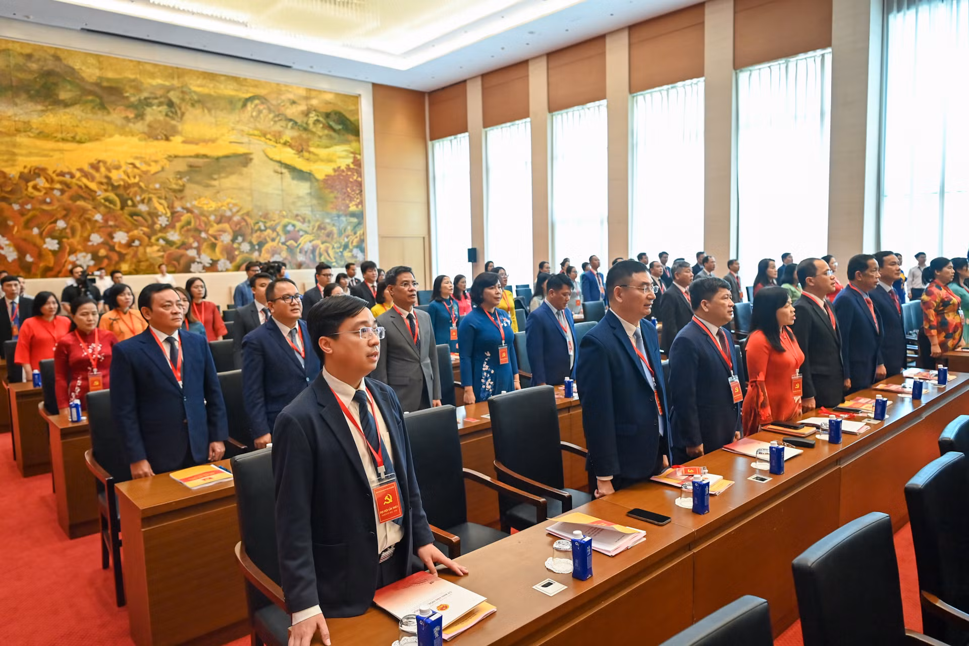 Các đại biểu thực hiện nghi thức chào cờ tại Đại hội. Các đại biểu thực hiện nghi thức chào cờ tại Đại hội.