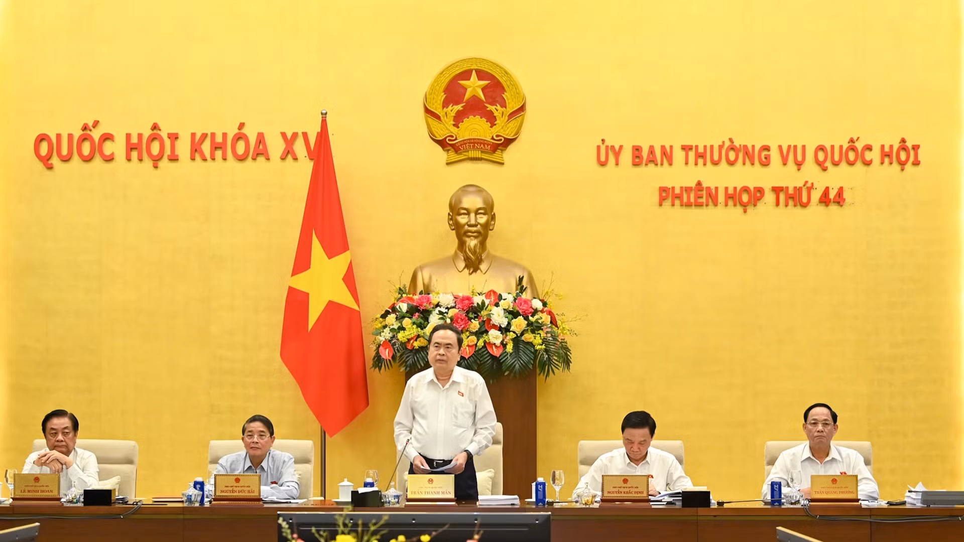 Chủ tịch Quốc hội Trần Thanh Mẫn và các Phó Chủ tịch Quốc hội dự và chủ trì phiên họp.