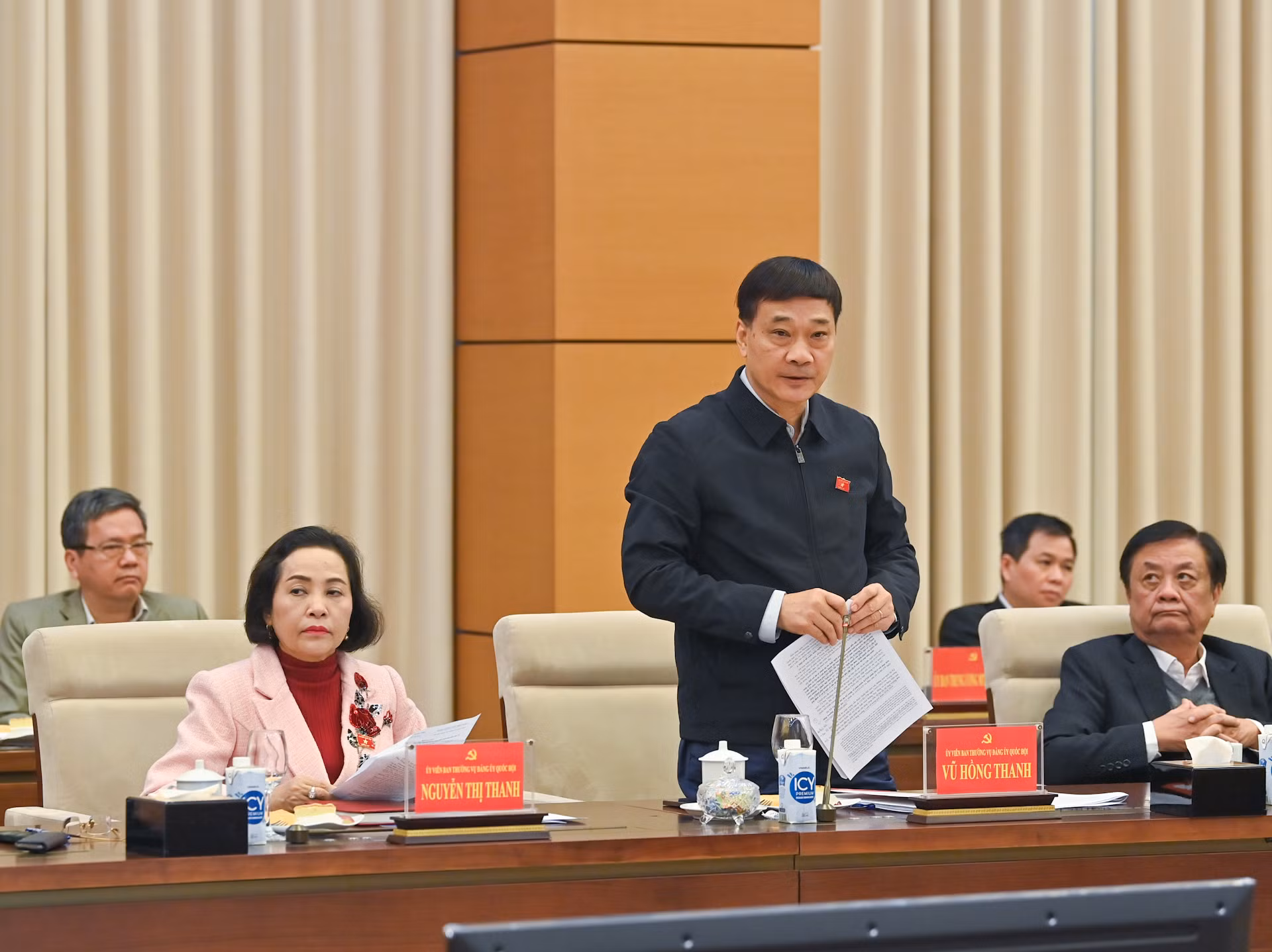Chủ nhiệm Ủy ban Kinh tế Vũ Hồng Thanh phát biểu ý kiến.