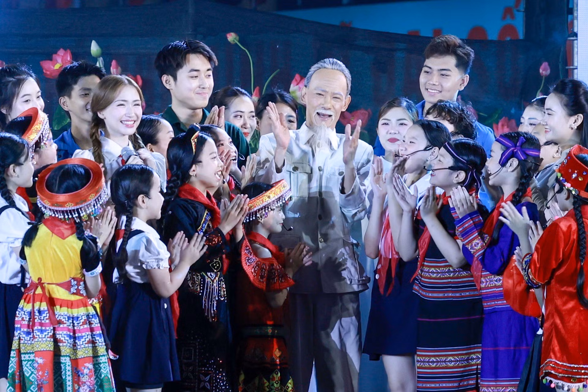 Chương trình khắc họa đậm nét hình tượng Chủ tịch Hồ Chí Minh - Lãnh tụ thiên tài, Người thầy vĩ đại của cách mạng Việt Nam, Anh hùng giải phóng dân tộc, Danh nhân văn hóa kiệt xuất.