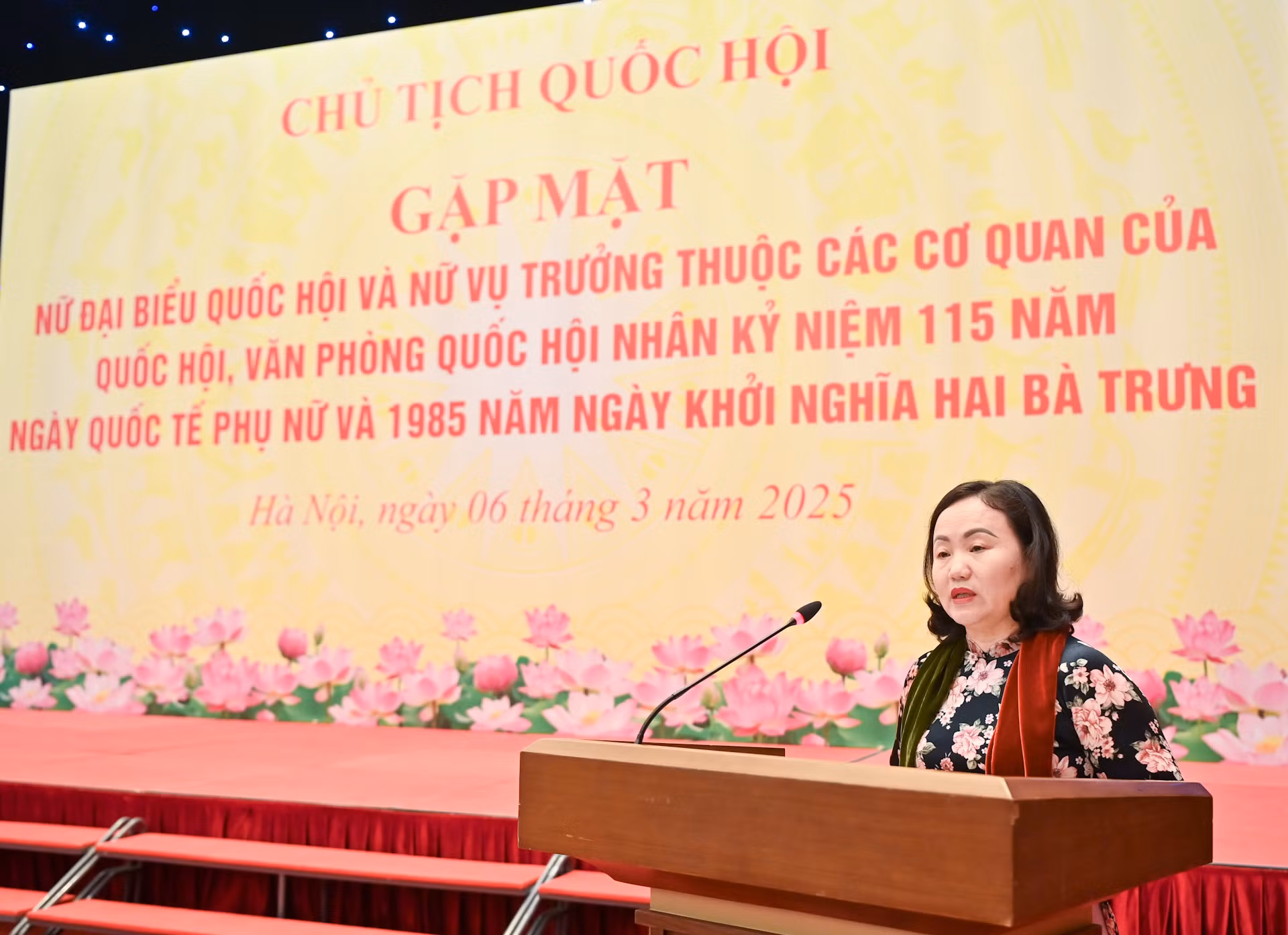 Phó Chủ tịch Nhóm nữ đại biểu Quốc hội Phạm Thúy Chinh báo cáo tại cuộc gặp mặt. Phó Chủ tịch Nhóm nữ đại biểu Quốc hội Phạm Thúy Chinh báo cáo tại cuộc gặp mặt.