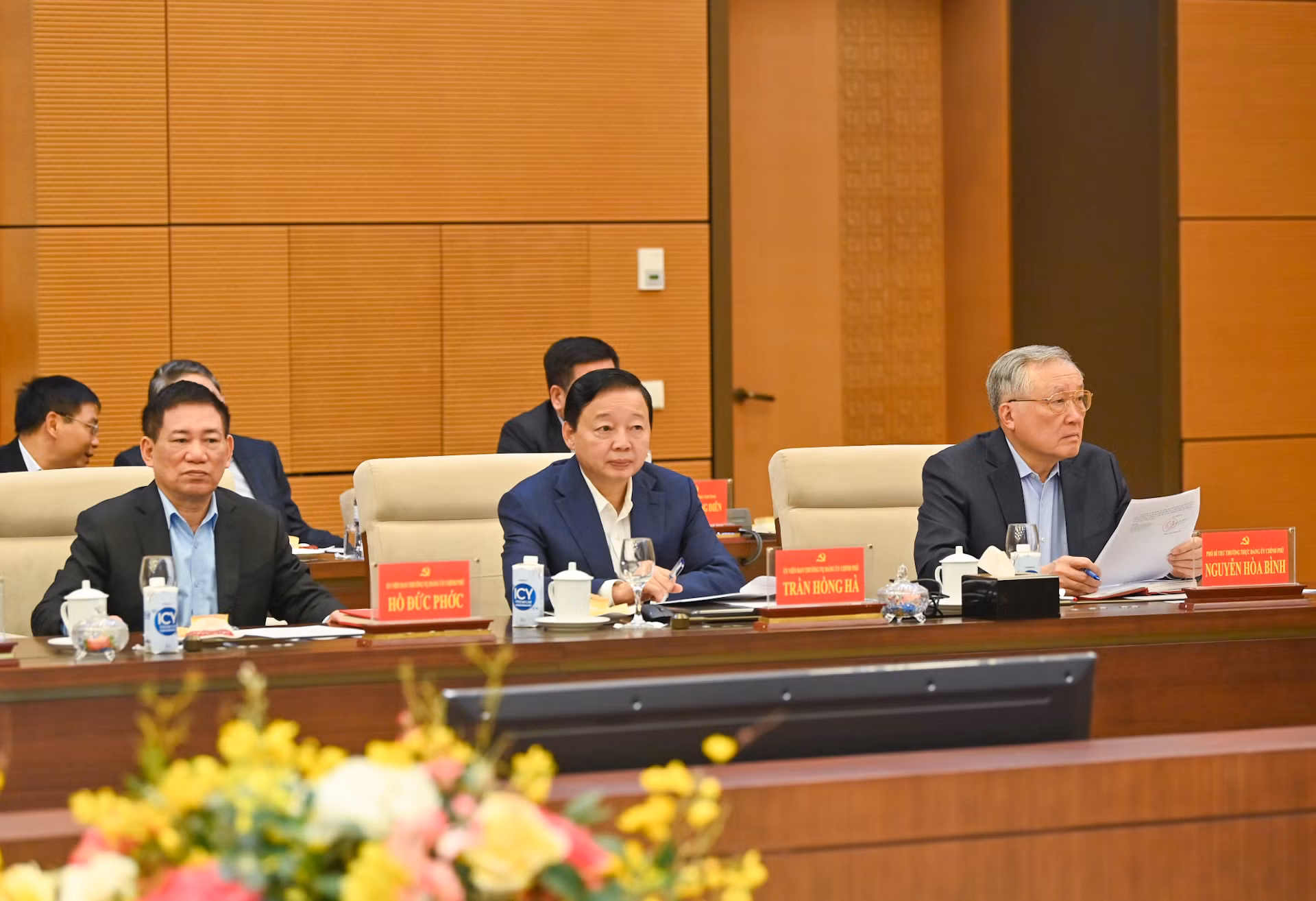 Phó Bí thư Thường trực Đảng ủy, Phó Thủ tướng Thường trực Chính phủ Nguyễn Hòa Bình và các Ủy viên Ban Thường vụ Đảng ủy Chính phủ, Phó Thủ tướng Chính phủ dự hội nghị.