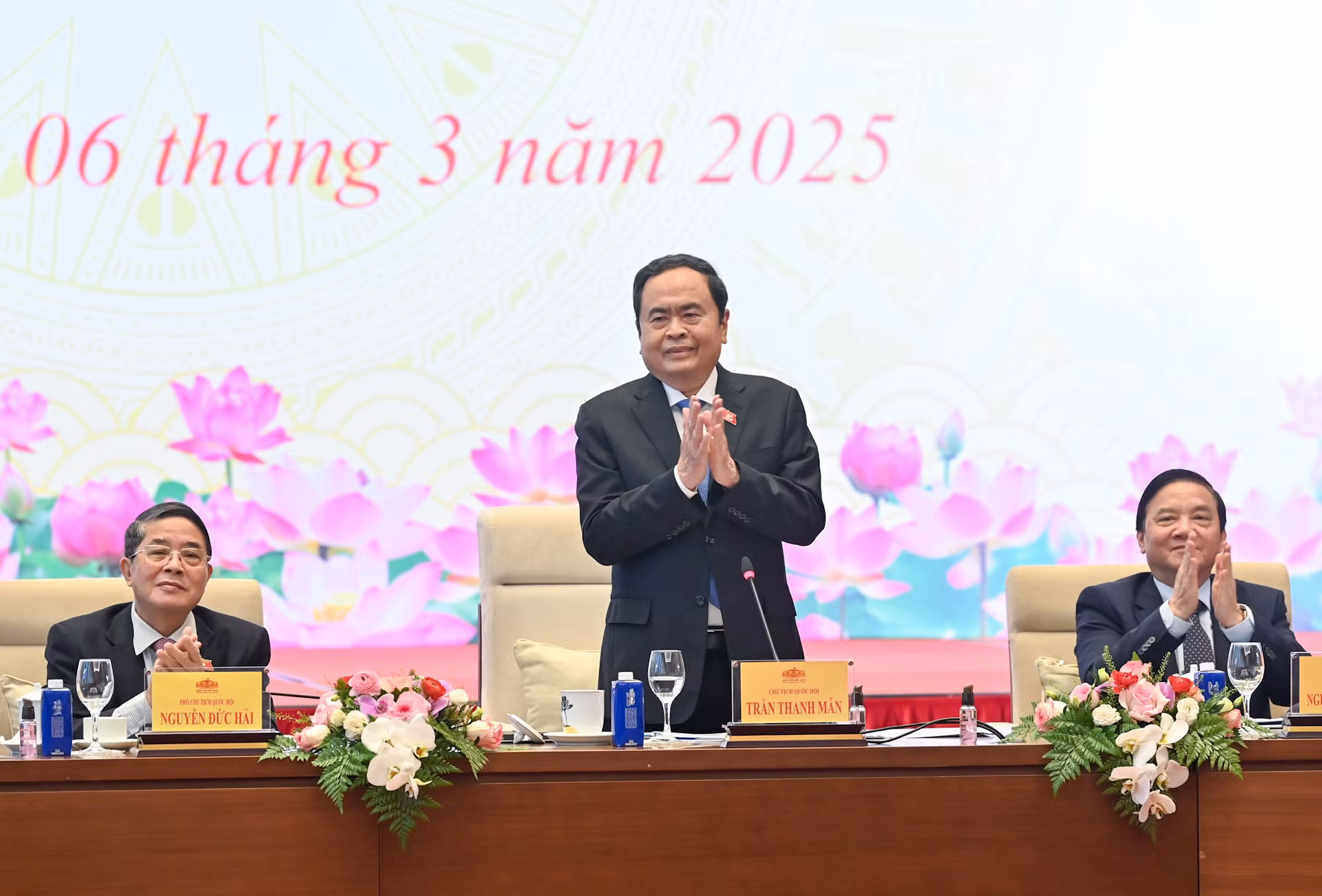 Chủ tịch Quốc hội Trần Thanh Mẫn phát biểu chúc mừng các nữ đại biểu Quốc hội tại cuộc gặp mặt. Chủ tịch Quốc hội Trần Thanh Mẫn phát biểu chúc mừng các nữ đại biểu Quốc hội tại cuộc gặp mặt.