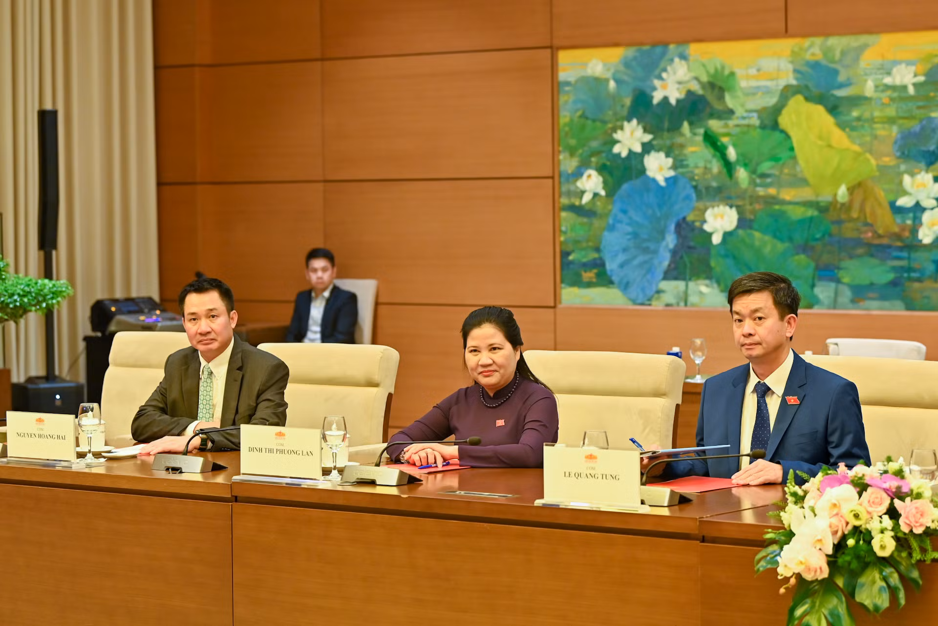 Tổng Thư ký Quốc hội, Chủ nhiệm Văn phòng Quốc hội Lê Quang Tùng và các đại biểu Quốc hội Việt Nam dự buổi tiếp. Tổng Thư ký Quốc hội, Chủ nhiệm Văn phòng Quốc hội Lê Quang Tùng và các đại biểu Quốc hội Việt Nam dự buổi tiếp.