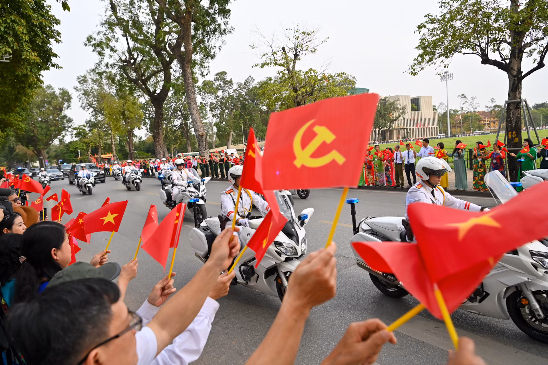 [Ảnh] Nhân dân Thủ đô Hà Nội nồng nhiệt chào đón Tổng Bí thư, Chủ tịch Trung Quốc Tập Cận Bình thăm cấp Nhà nước đến Việt Nam ảnh 3