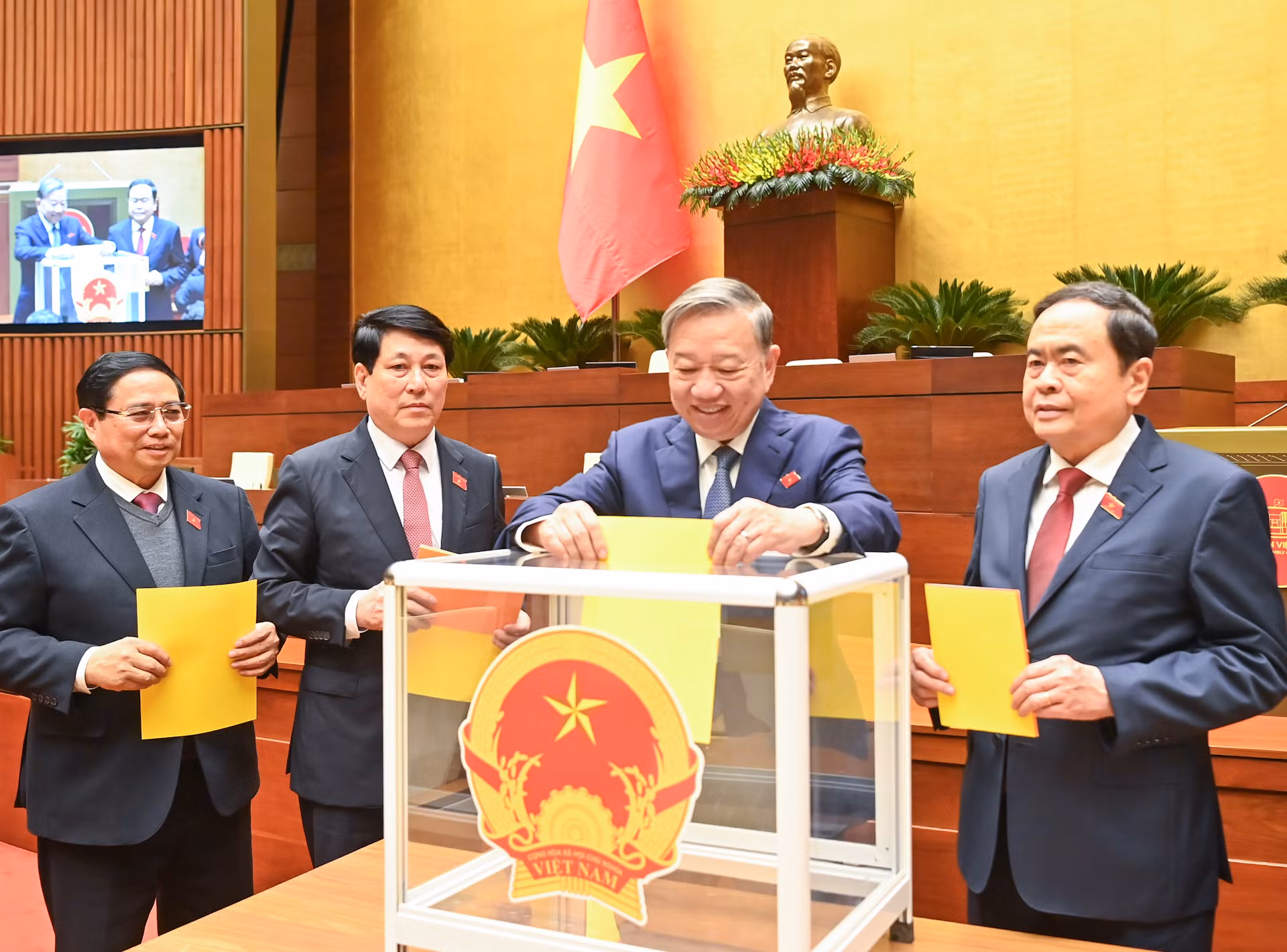 Tổng Bí thư Tô Lâm, Chủ tịch nước Lương Cường, Thủ tướng Phạm Minh Chính, Chủ tịch Quốc hội Trần Thanh Mẫn và các đại biểu Quốc hội bỏ phiếu bầu Phó Chủ tịch Quốc hội và Ủy viên Ủy ban Thường vụ Quốc hội; phê chuẩn đề nghị của Thủ tướng Chính phủ về việc bổ nhiệm các Phó Thủ tướng Chính phủ, Bộ trưởng và thành viên khác của Chính phủ nhiệm kỳ 2021-2026. Tổng Bí thư Tô Lâm, Chủ tịch nước Lương Cường, Thủ tướng Phạm Minh Chính, Chủ tịch Quốc hội Trần Thanh Mẫn và các đại biểu Quốc hội bỏ phiếu bầu Phó Chủ tịch Quốc hội và Ủy viên Ủy ban Thường vụ Quốc hội; phê chuẩn đề nghị của Thủ tướng Chính phủ về việc bổ nhiệm các Phó Thủ tướng Chính phủ, Bộ trưởng và thành viên khác của Chính phủ nhiệm kỳ 2021-2026.