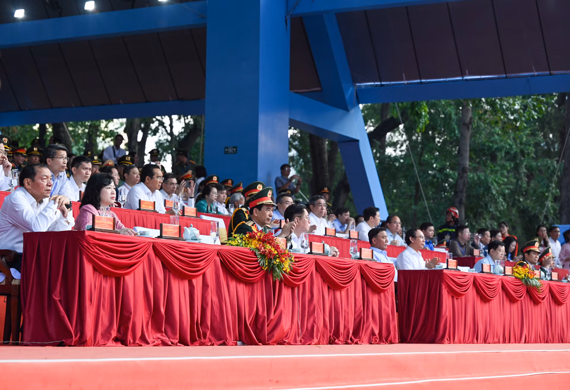 Thường trực Ban Bí thư Trần Cẩm Tú cùng các đồng chí lãnh đạo Đảng, Nhà nước dự buổi tổng duyệt.