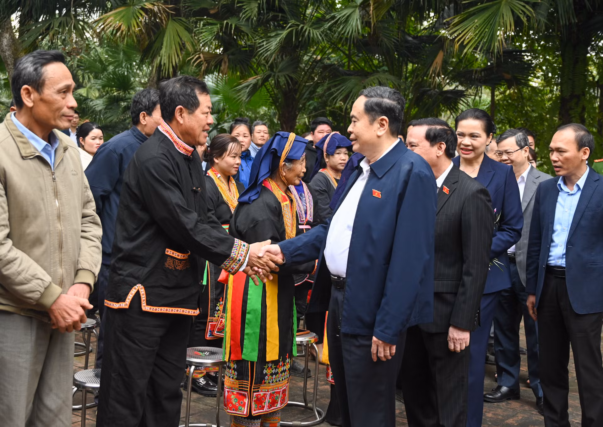 Chủ tịch Quốc hội Trần Thanh Mẫn thăm hỏi các gia đình chính sách của xã Trung Yên, huyện Sơn Dương. Chủ tịch Quốc hội Trần Thanh Mẫn thăm hỏi các gia đình chính sách của xã Trung Yên, huyện Sơn Dương.