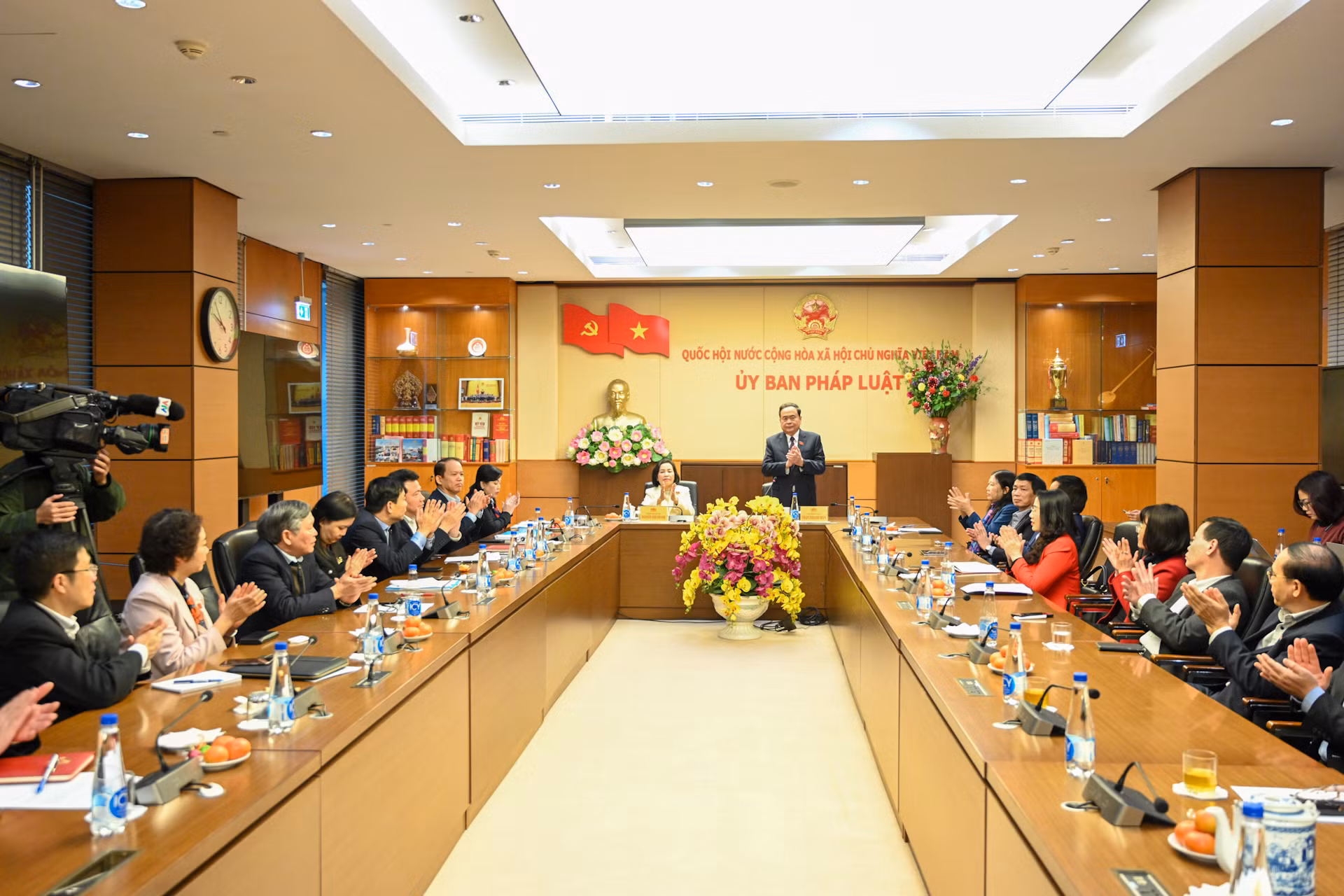 Chủ tịch Quốc hội Trần Thành Mẫn chủ trì cuộc làm việc với Ủy ban Pháp luật và Ủy ban Tư pháp.