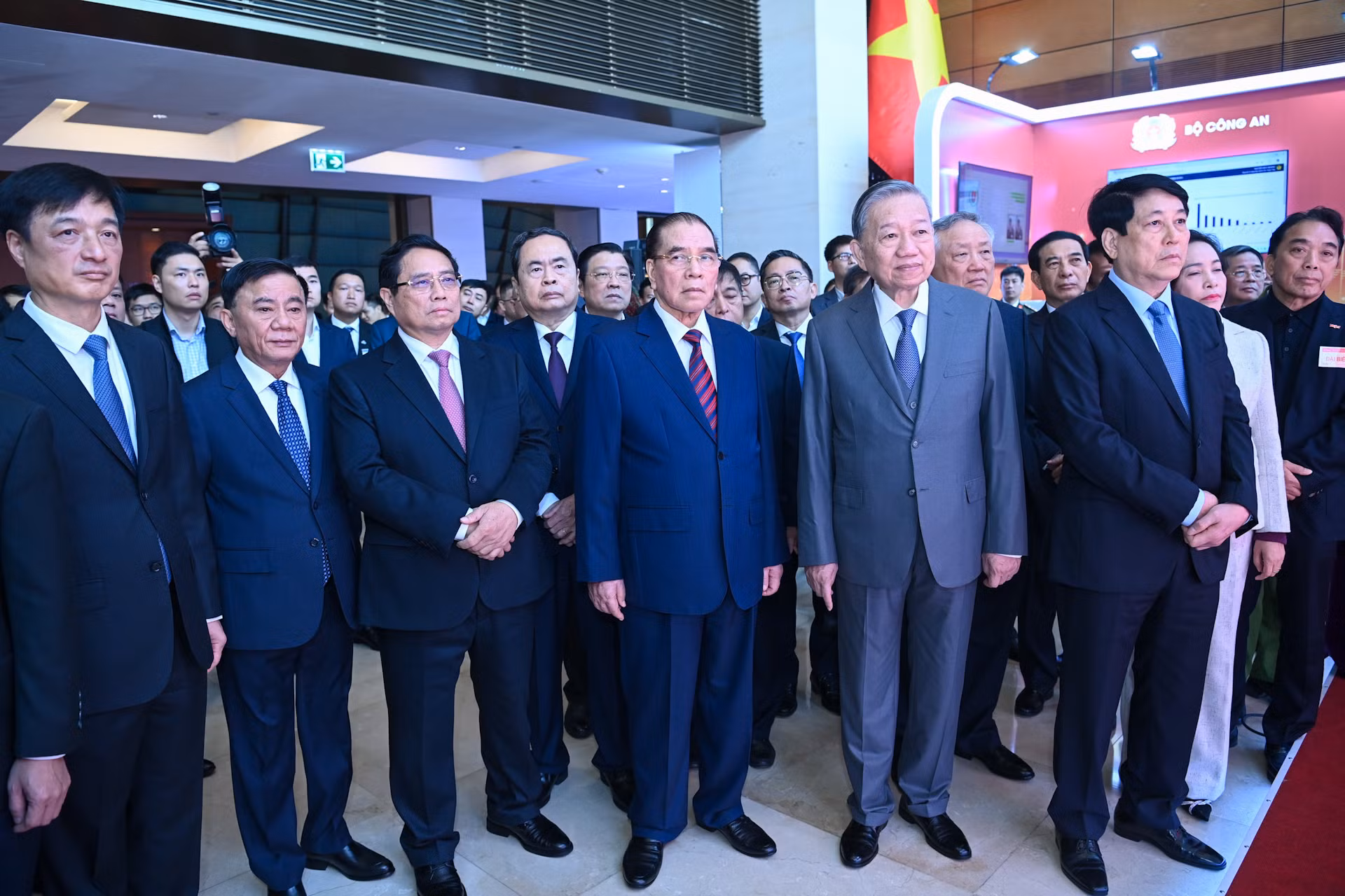 Tổng Bí thư Tô Lâm, Chủ tịch nước Lương Cường, Thủ tướng Phạm Minh Chính, Chủ tịch Quốc hội Trần Thanh Mẫn cùng các đồng chí lãnh đạo Đảng, Nhà nước tham quan gian trưng bày các sản phẩm khoa học công nghệ.