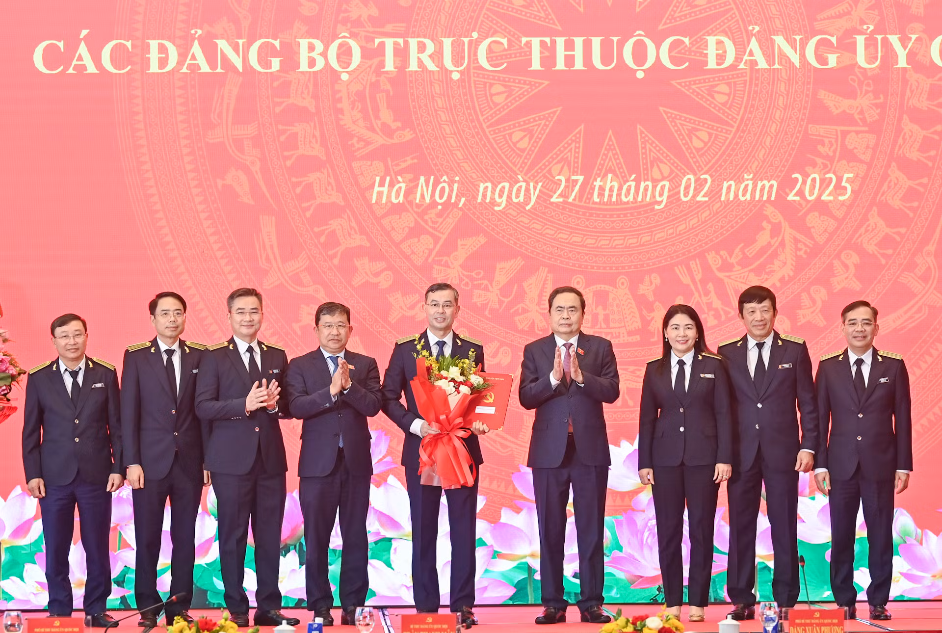 Bí thư Đảng ủy Quốc hội, Chủ tịch Quốc hội Trần Thanh Mẫn trao quyết định cho Đảng bộ Kiểm toán Nhà nước. Bí thư Đảng ủy Quốc hội, Chủ tịch Quốc hội Trần Thanh Mẫn trao quyết định cho Đảng bộ Kiểm toán Nhà nước.