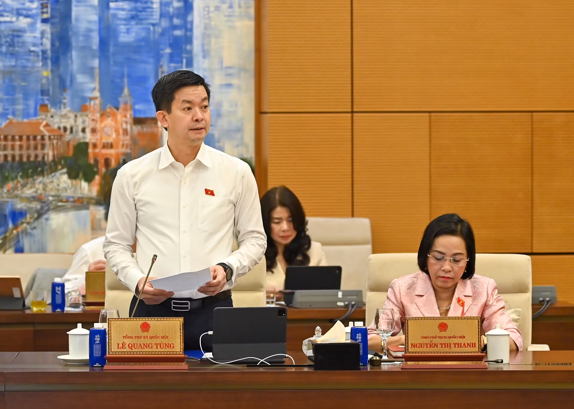 Tổng Thư ký Quốc hội, Chủ nhiệm Văn phòng Quốc hội Lê Quang Tùng phát biểu mở đầu phiên họp. Tổng Thư ký Quốc hội, Chủ nhiệm Văn phòng Quốc hội Lê Quang Tùng phát biểu mở đầu phiên họp.