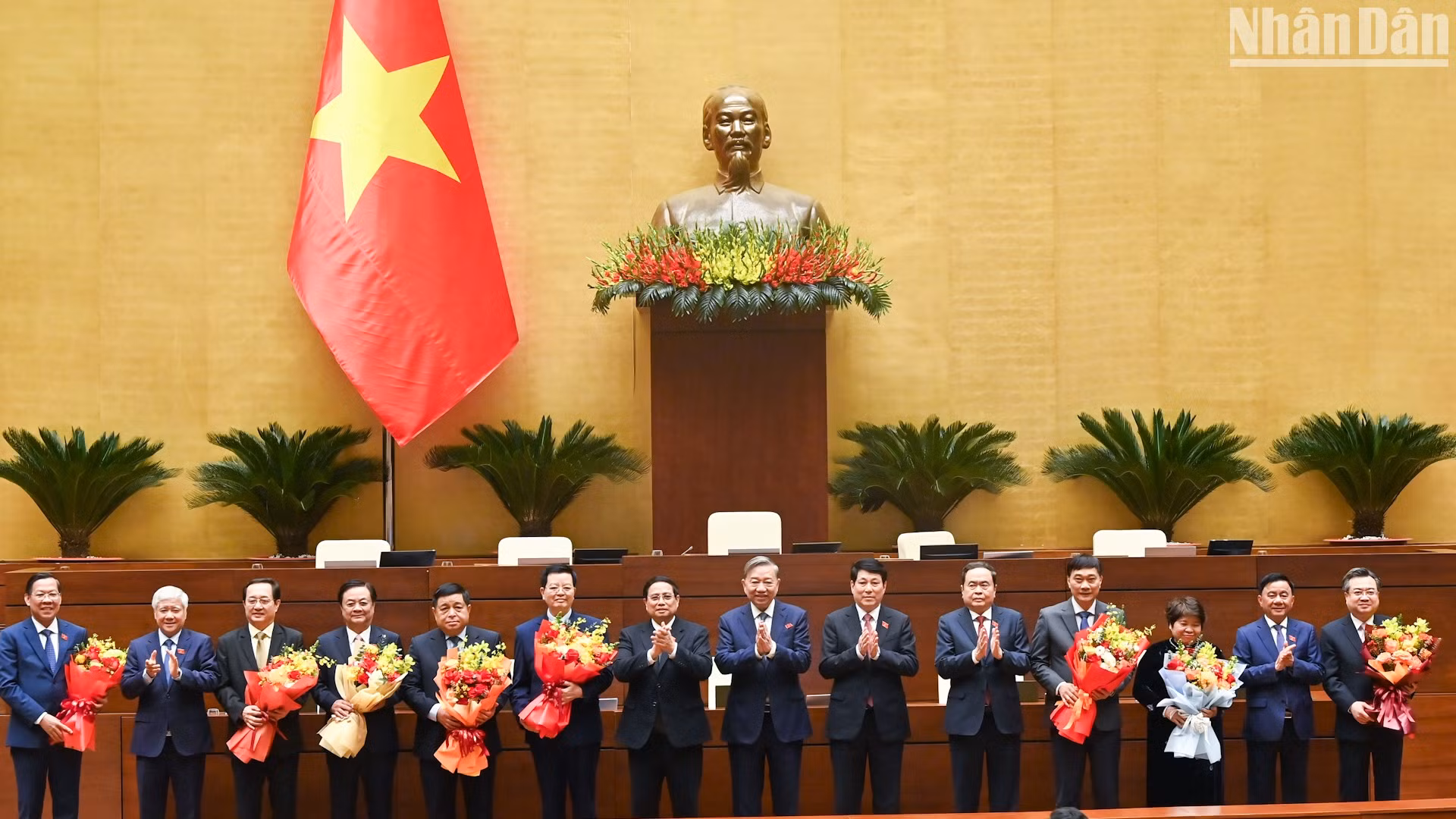 Tổng Bí thư Tô Lâm, Chủ tịch nước Lương Cường, Thủ tướng Phạm Minh Chính, Chủ tịch Quốc hội Trần Thanh Mẫn và các đồng chí lãnh đạo Đảng, Nhà nước tặng hoa các đồng chí được bầu và miễn nhiệm.