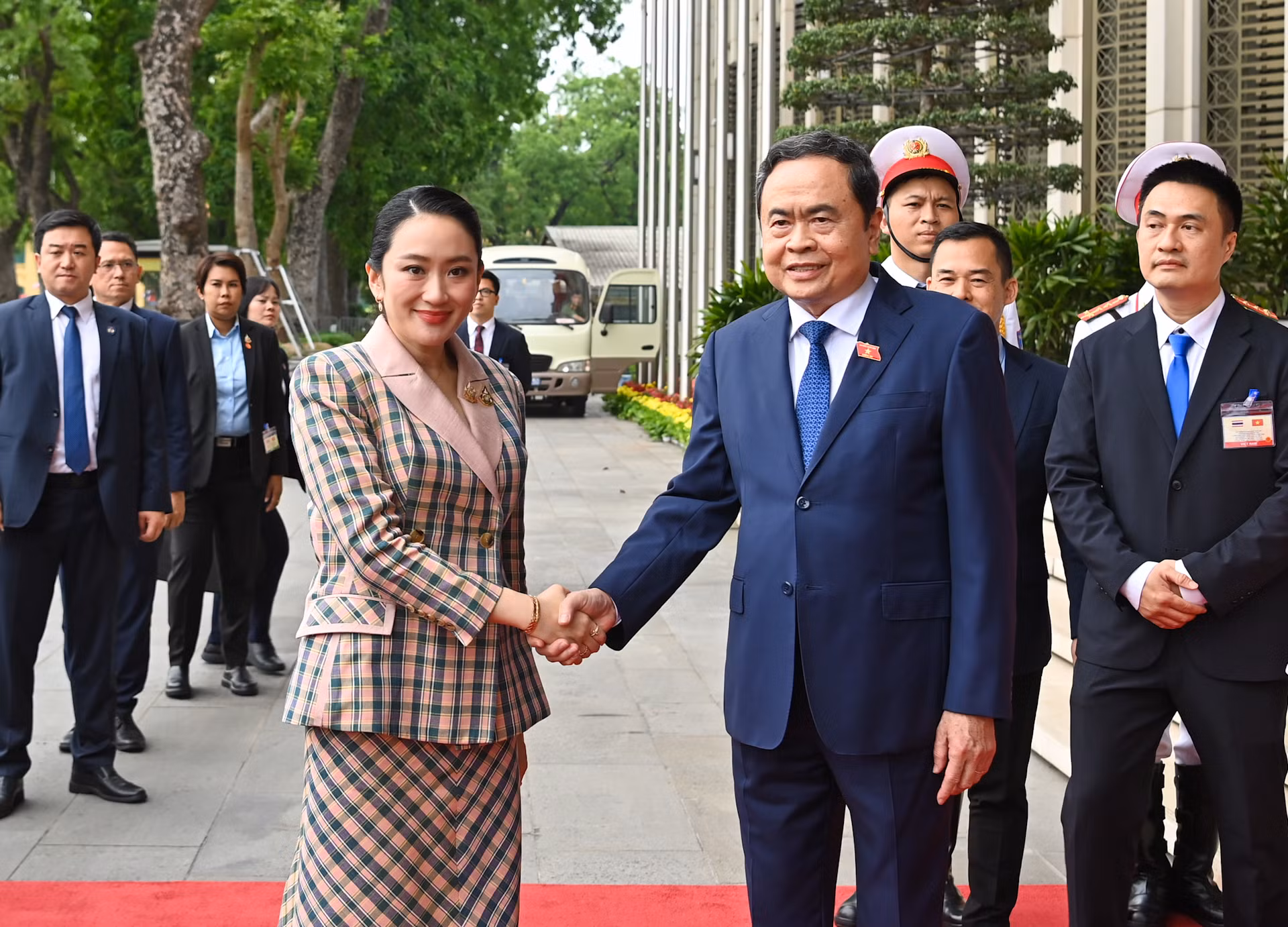 Chủ tịch Quốc hội Trần Thanh Mẫn đón Thủ tướng Thái Lan Paetongtarn Shinawatra.