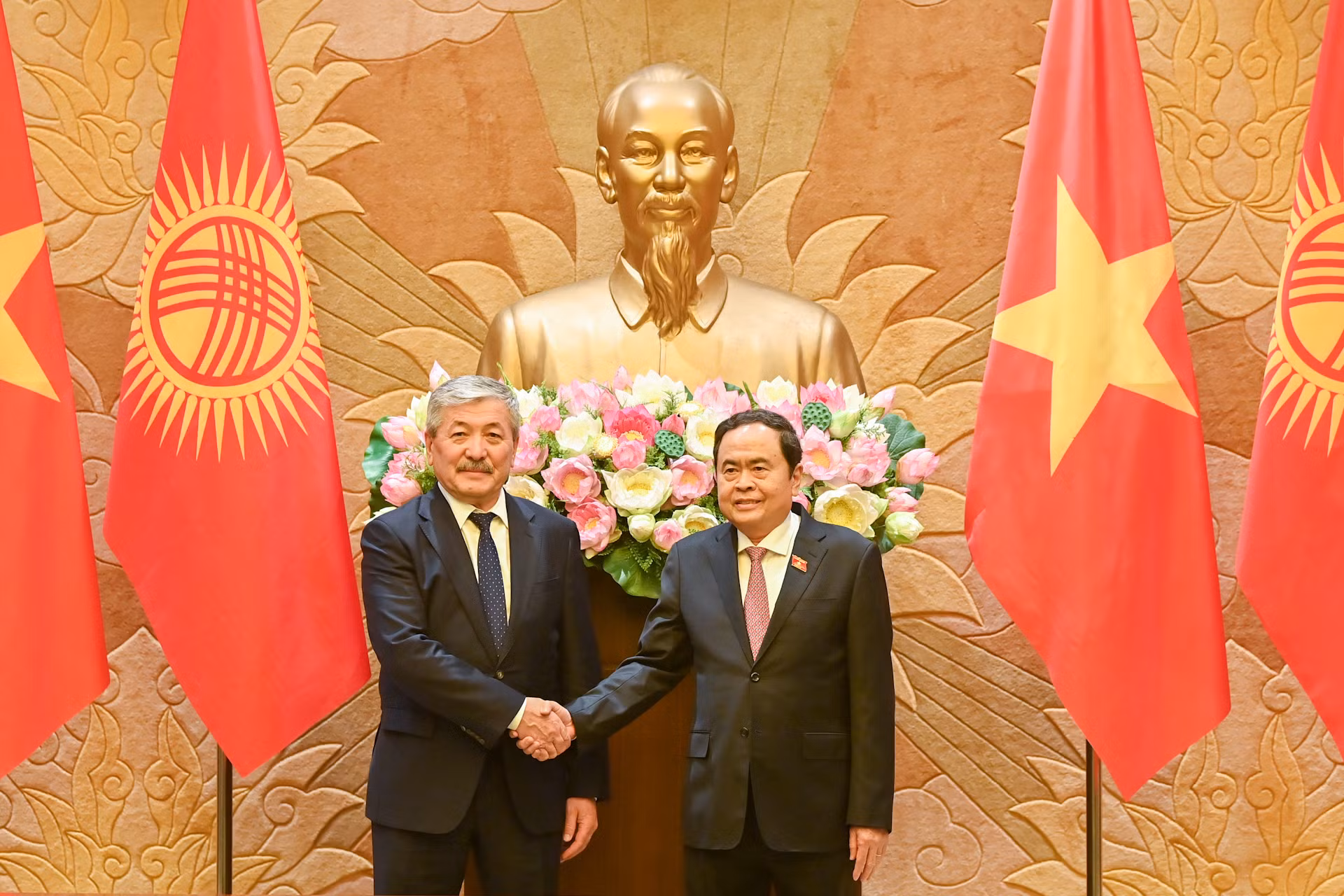 Chủ tịch Quốc hội Trần Thanh Mẫn và Thủ tướng Kyrgyzstan Adylbek Kasymaliev tại buổi hội kiến. Chủ tịch Quốc hội Trần Thanh Mẫn và Thủ tướng Kyrgyzstan Adylbek Kasymaliev tại buổi hội kiến.