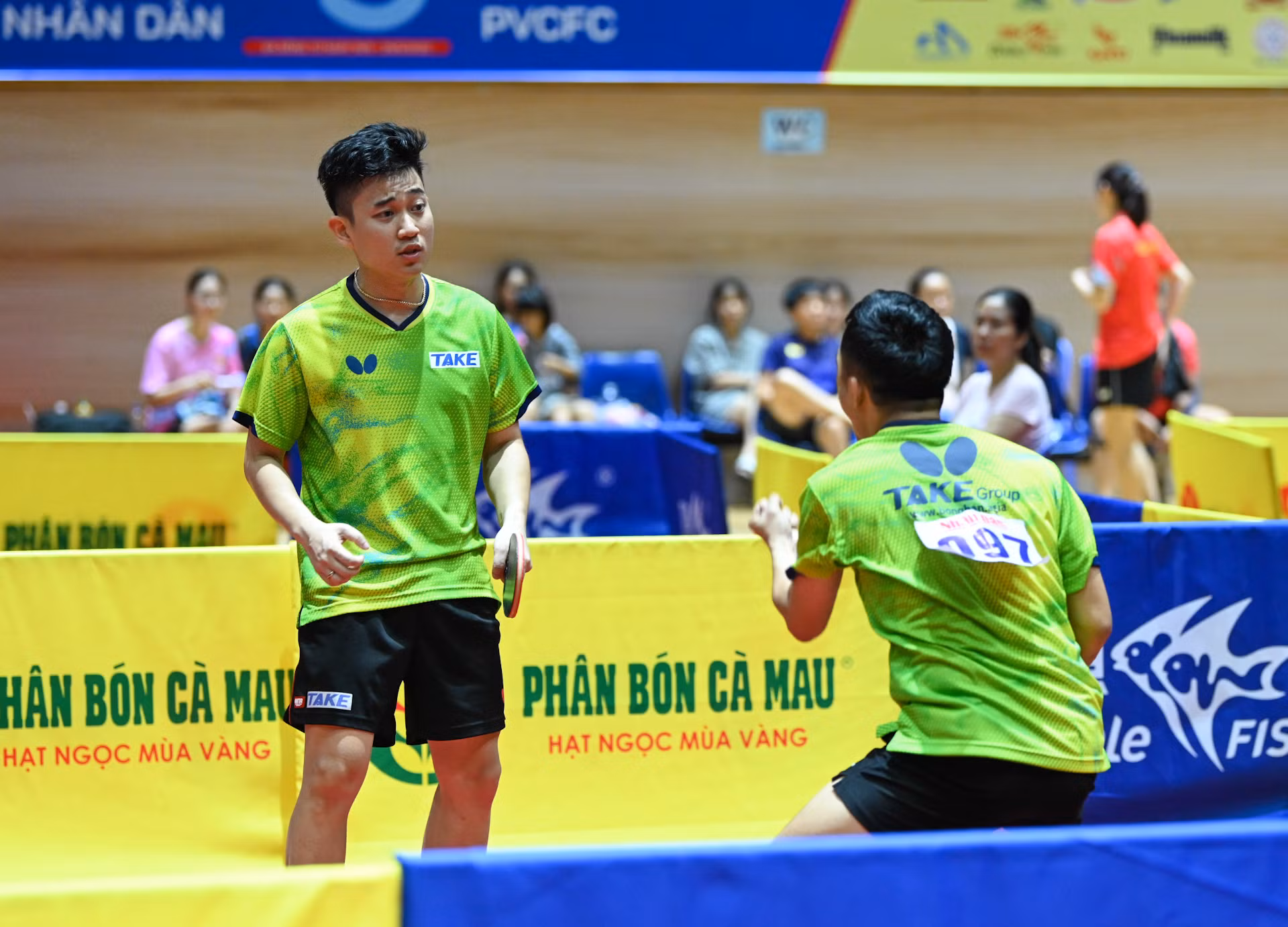 Hai tay vợt Hà Nội ăn mừng chiến thắng.