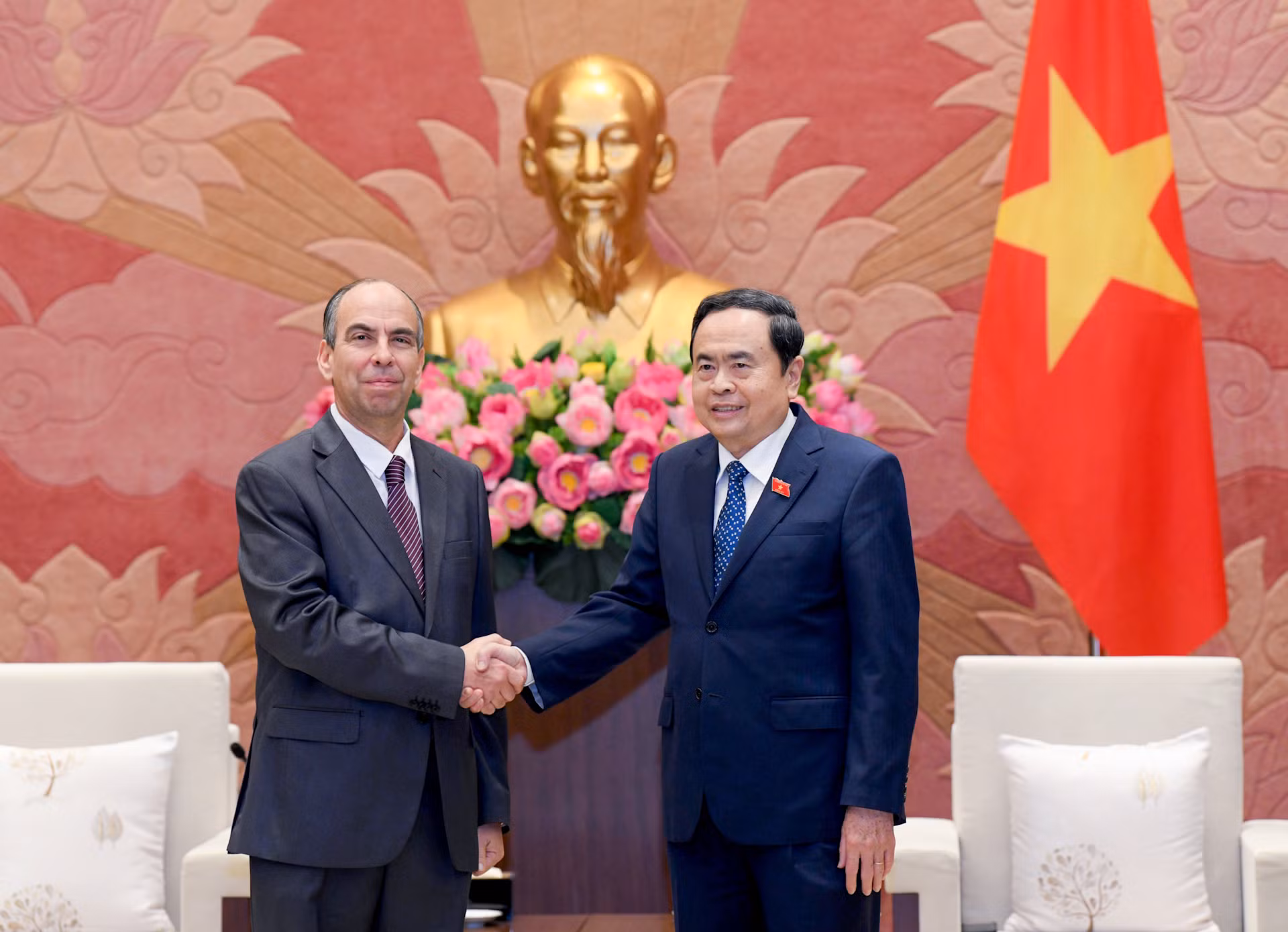 Chủ tịch Quốc hội Trần Thanh Mẫn và Đại sứ Cuba Rogelio Polanco Fuentes. Chủ tịch Quốc hội Trần Thanh Mẫn và Đại sứ Cuba Rogelio Polanco Fuentes.