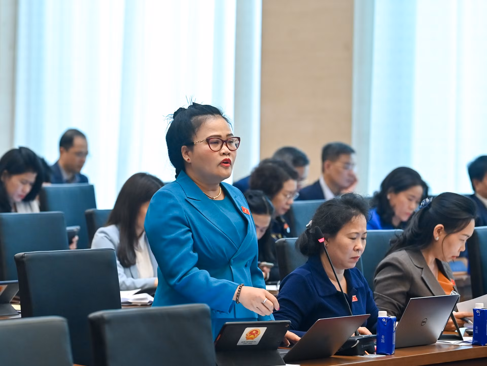 Đại biểu Quốc hội Thành phố Huế Nguyễn Thị Sửu phát biểu thảo luận. Đại biểu Quốc hội Thành phố Huế Nguyễn Thị Sửu phát biểu thảo luận.