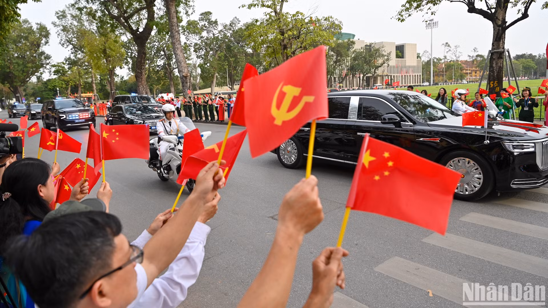 Đoàn xe chở Tổng Bí thư, Chủ tịch Trung Quốc Tập Cận Bình di chuyển trên các tuyến đường trong sự chào đón nồng nhiệt của nhân dân Thủ đô. Đoàn xe chở Tổng Bí thư, Chủ tịch Trung Quốc Tập Cận Bình di chuyển trên các tuyến đường trong sự chào đón nồng nhiệt của nhân dân Thủ đô.
