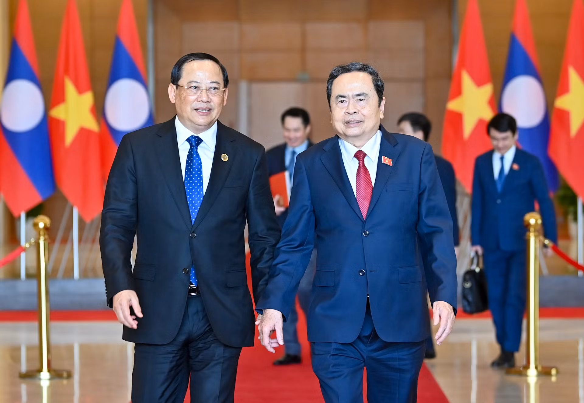 Chủ tịch Quốc hội Trần Thanh Mẫn trao đổi với Thủ tướng Lào Sonexay Siphandone. Chủ tịch Quốc hội Trần Thanh Mẫn trao đổi với Thủ tướng Lào Sonexay Siphandone.