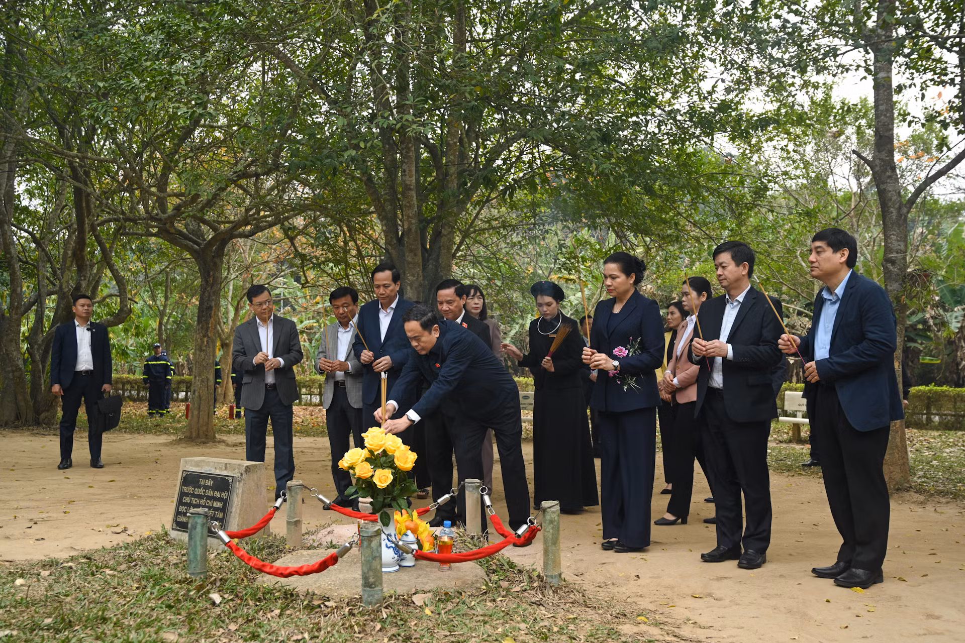 Chủ tịch Quốc hội Trần Thanh Mẫn và đoàn đến thăm, dâng hương tại đình Tân Trào. Chủ tịch Quốc hội Trần Thanh Mẫn và đoàn đến thăm, dâng hương tại đình Tân Trào.