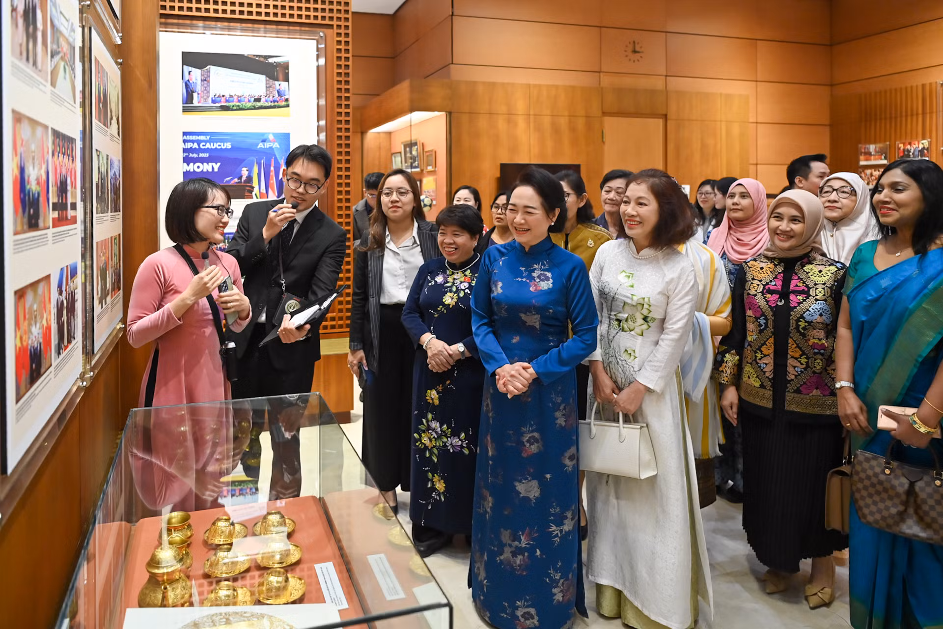 Phu nhân Chủ tịch Quốc hội Nguyễn Thị Thanh Nga và Nhóm Phụ nữ cộng đồng ASEAN tham quan Phòng Truyền thống Quốc hội Việt Nam.