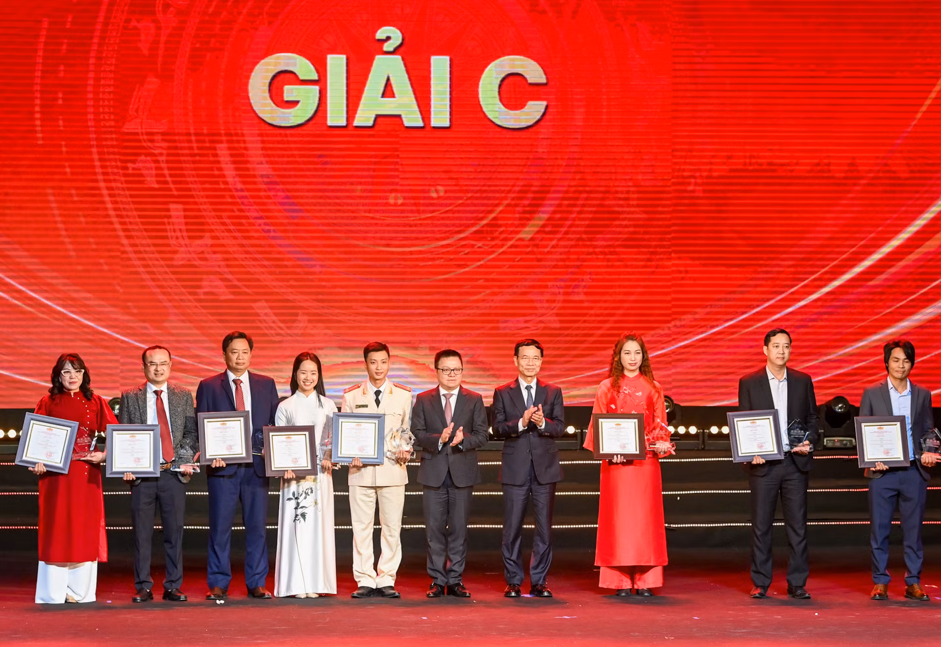 Tổng Biên tập Báo Nhân Dân, Phó Trưởng Ban Tuyên giáo Trung ương, Chủ tịch Hội Nhà báo Việt Nam Lê Quốc Minh và Bộ trưởng Thông tin và Truyền thông Nguyễn Mạnh Hùng trao giải C tặng các tác giả, nhóm tác giả.