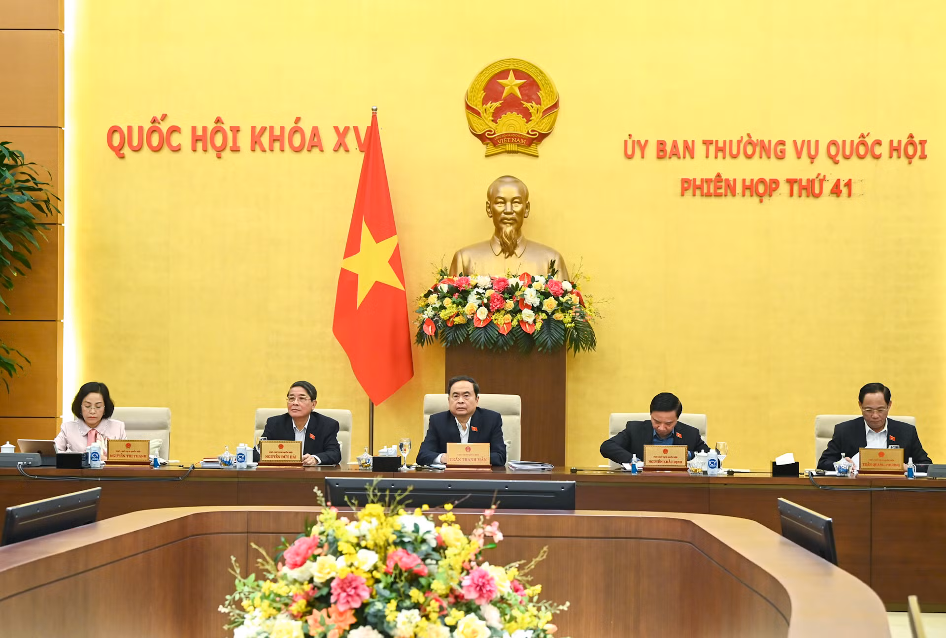 Chủ tịch Quốc hội Trần Thanh Mẫn cùng các Phó Chủ tịch Quốc hội dự và chủ trì phiên họp. Chủ tịch Quốc hội Trần Thanh Mẫn cùng các Phó Chủ tịch Quốc hội dự và chủ trì phiên họp.