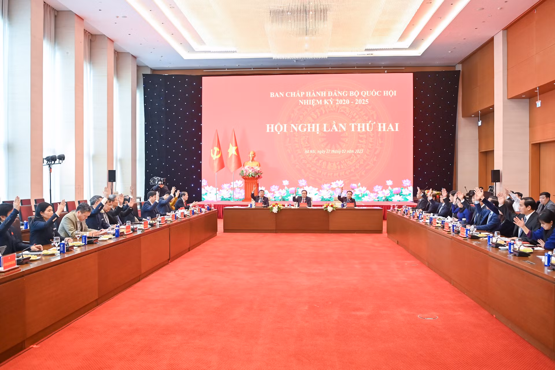 Ban Chấp hành Đảng bộ Quốc hội biểu quyết thông qua việc thành lập các Đảng bộ trực thuộc. Ban Chấp hành Đảng bộ Quốc hội biểu quyết thông qua việc thành lập các Đảng bộ trực thuộc.