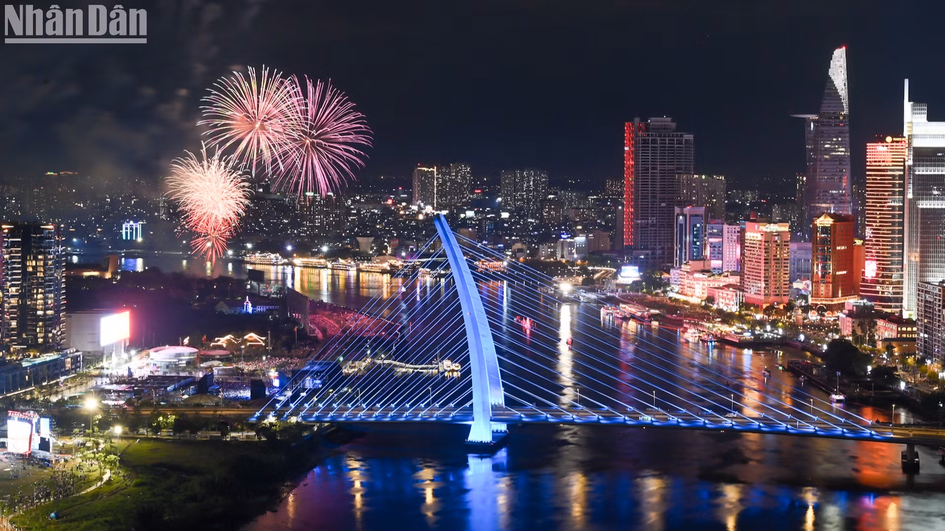 Màn pháo hoa rực rỡ chào mừng Kỷ niệm 50 năm Ngày Giải phóng miền nam, thống nhất đất nước.