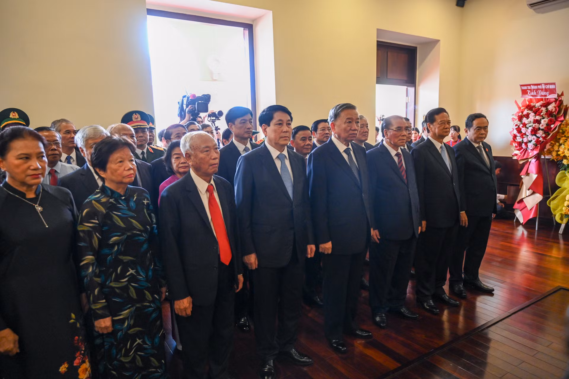 Các đồng chí lãnh đạo, nguyên lãnh đạo Đảng, Nhà nước dâng hương tưởng niệm Chủ tịch Hồ Chí Minh tại Bảo tàng Hồ Chí Minh - Chi nhánh Thành phố Hồ Chí Minh (Bến Nhà Rồng).