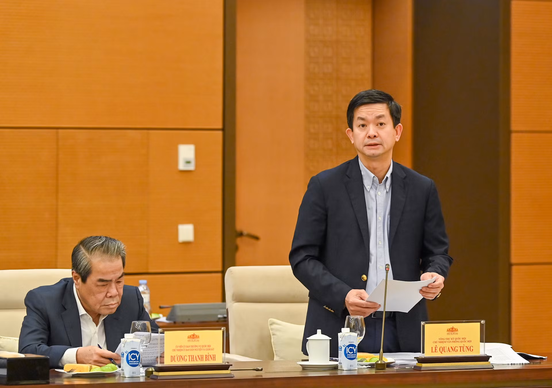 Tổng Thư ký Quốc hội, Chủ nhiệm Văn phòng Quốc hội Lê Quang Tùng trình bày báo cáo tại cuộc họp. Tổng Thư ký Quốc hội, Chủ nhiệm Văn phòng Quốc hội Lê Quang Tùng trình bày báo cáo tại cuộc họp.