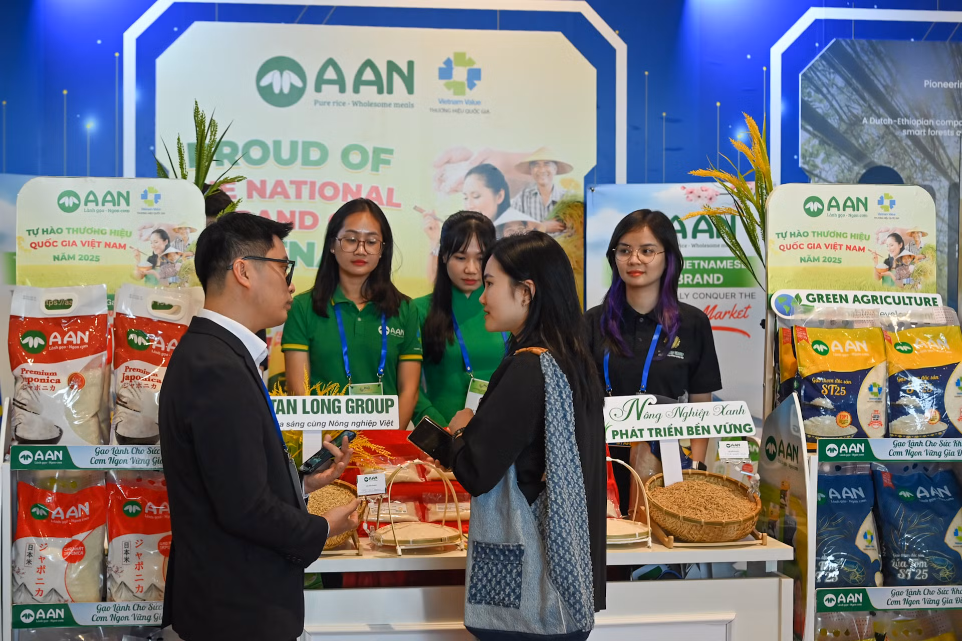 Các sản phẩm gạo của Công ty cổ phần Lương thực A An giới thiệu đến khách hàng tại triển lãm.