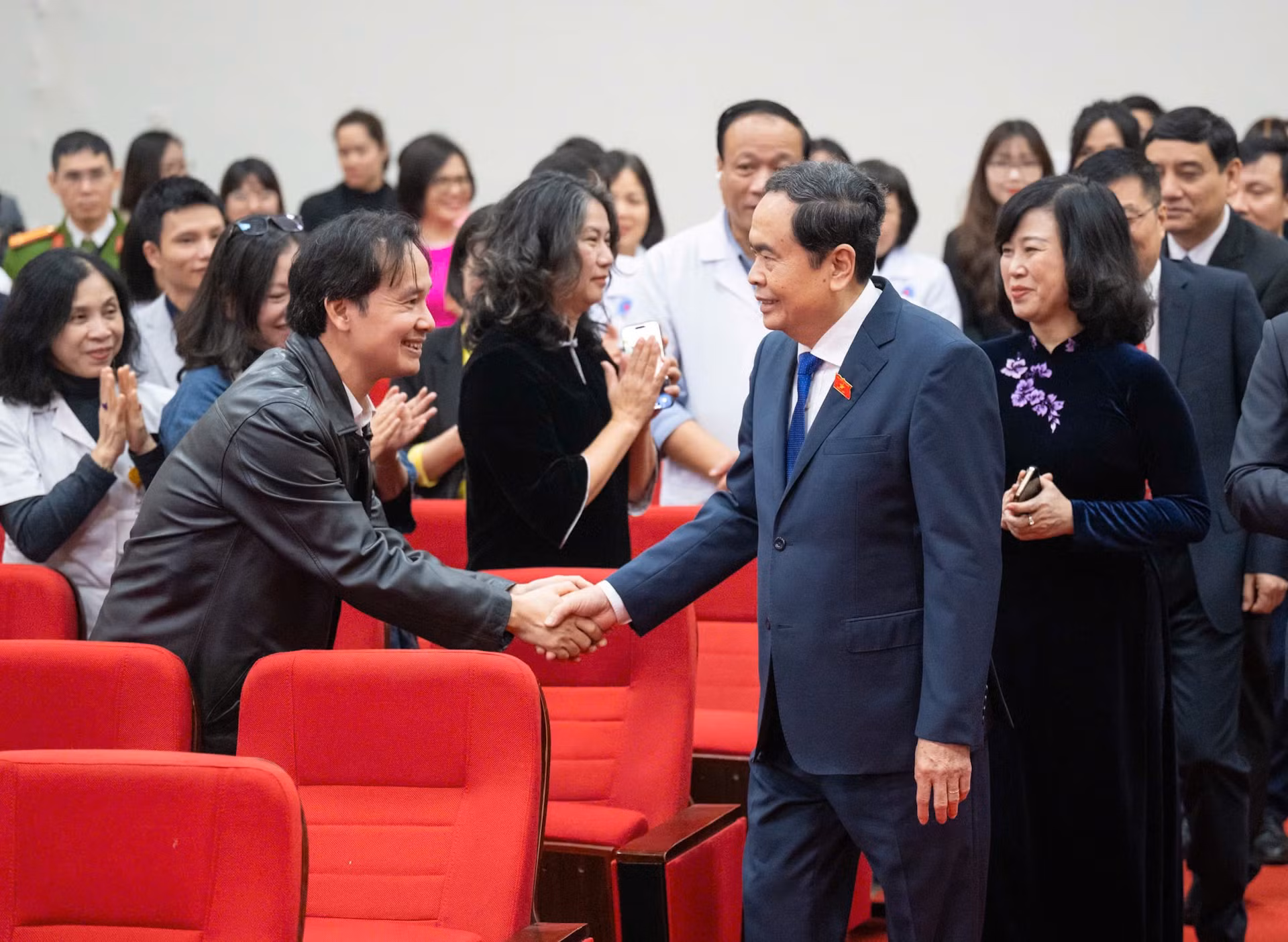 Chủ tịch Quốc hội Trần Thanh Mẫn với các y bác sĩ, nhân viên, người lao động đang công tác tại Bệnh viện Hữu Nghị.