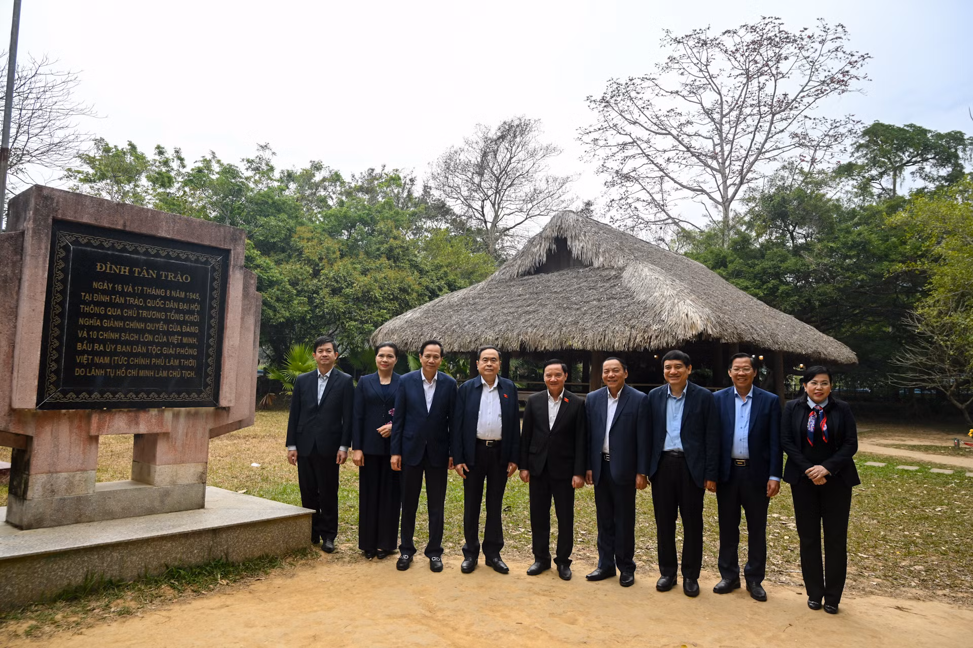 Chủ tịch Quốc hội Trần Thanh Mẫn và các đại biểu tại đình Tân Trào. Chủ tịch Quốc hội Trần Thanh Mẫn và các đại biểu tại đình Tân Trào.