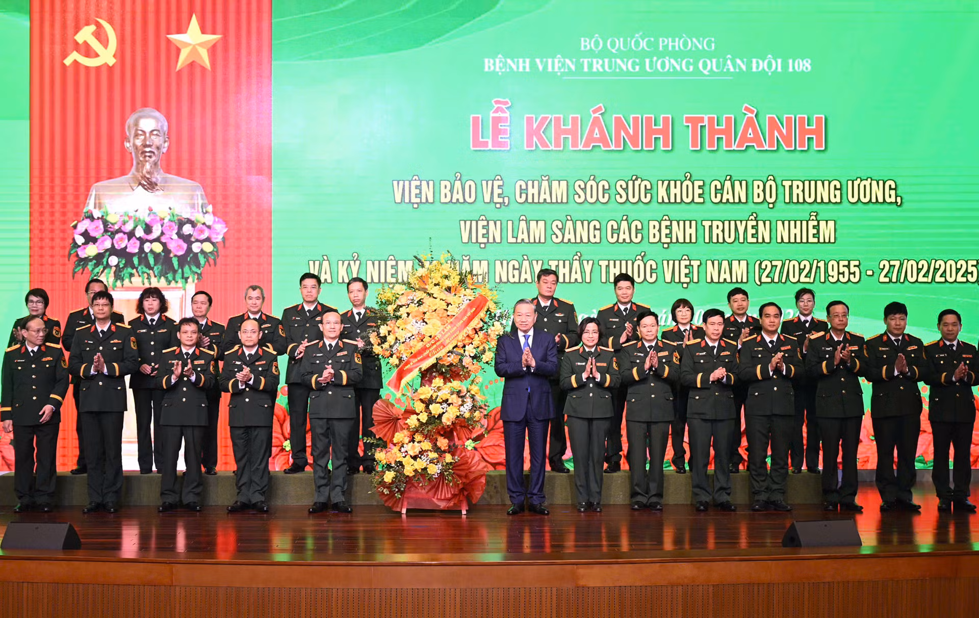 Tổng Bí thư Tô Lâm tặng hoa chúc mừng.