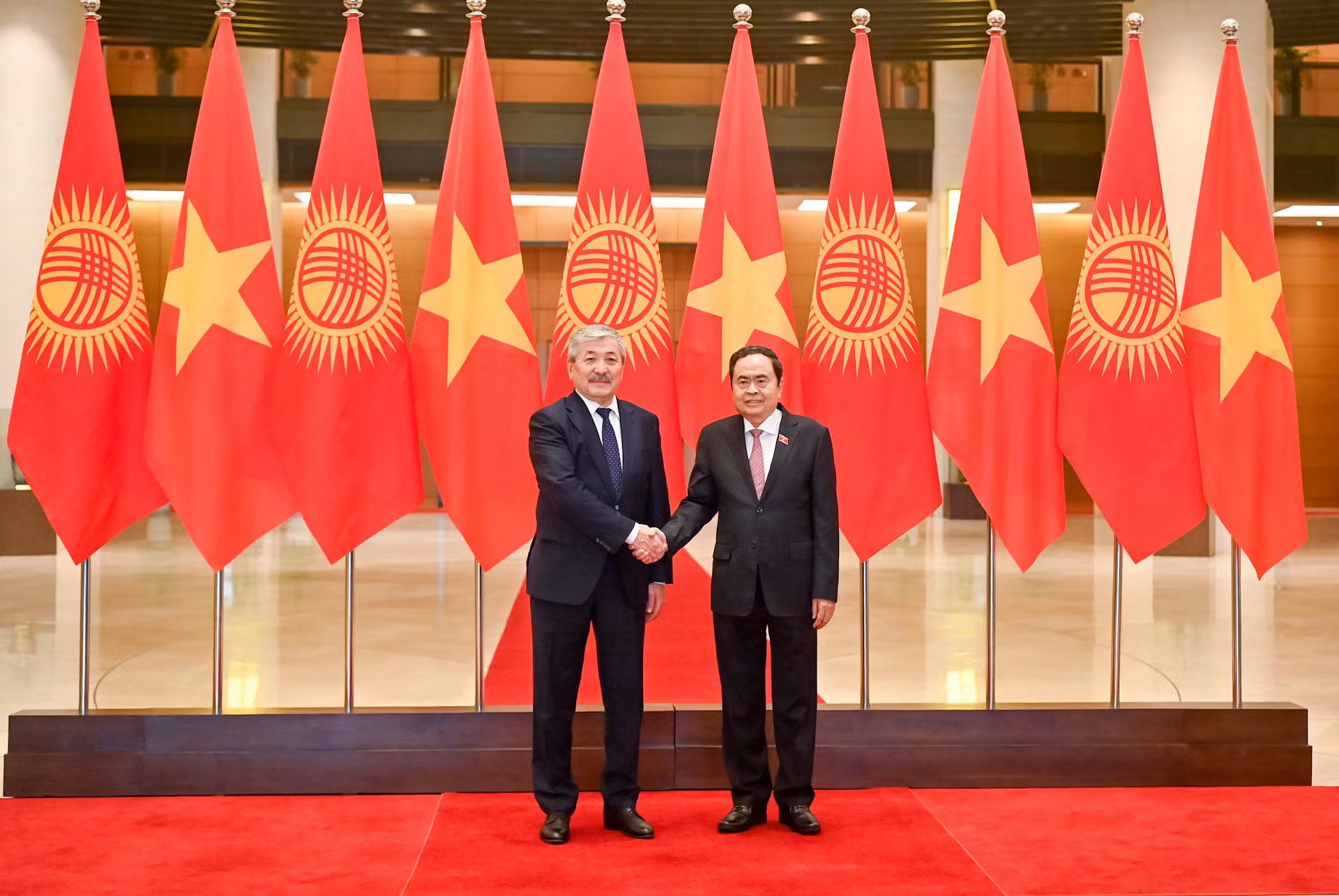 Chủ tịch Quốc hội Trần Thanh Mẫn và Thủ tướng Kyrgyzstan Adylbek Kasymaliev. Chủ tịch Quốc hội Trần Thanh Mẫn và Thủ tướng Kyrgyzstan Adylbek Kasymaliev.