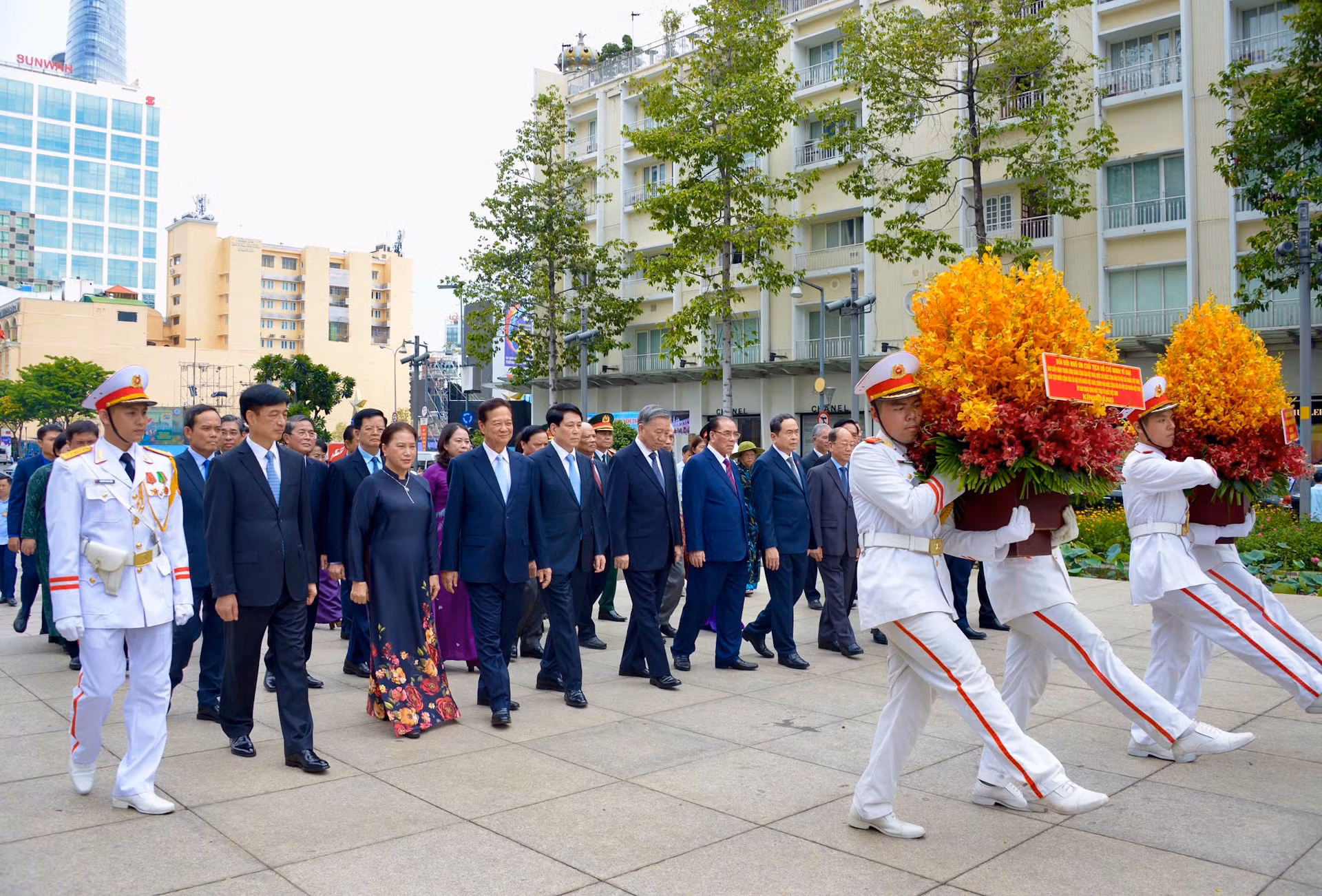 Các đồng chí lãnh đạo, nguyên lãnh đạo Đảng, Nhà nước dâng hoa tại Công viên Tượng đài Chủ tịch Hồ Chí Minh.