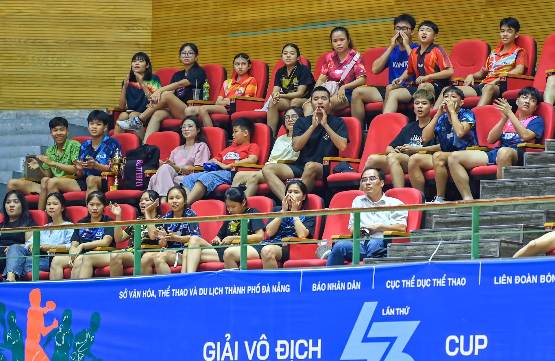 Khán giả, người hâm mộ tại Cung thể thao Tiên Sơn cổ vũ nhiệt tình cho các tay vợt. Khán giả, người hâm mộ tại Cung thể thao Tiên Sơn cổ vũ nhiệt tình cho các tay vợt.