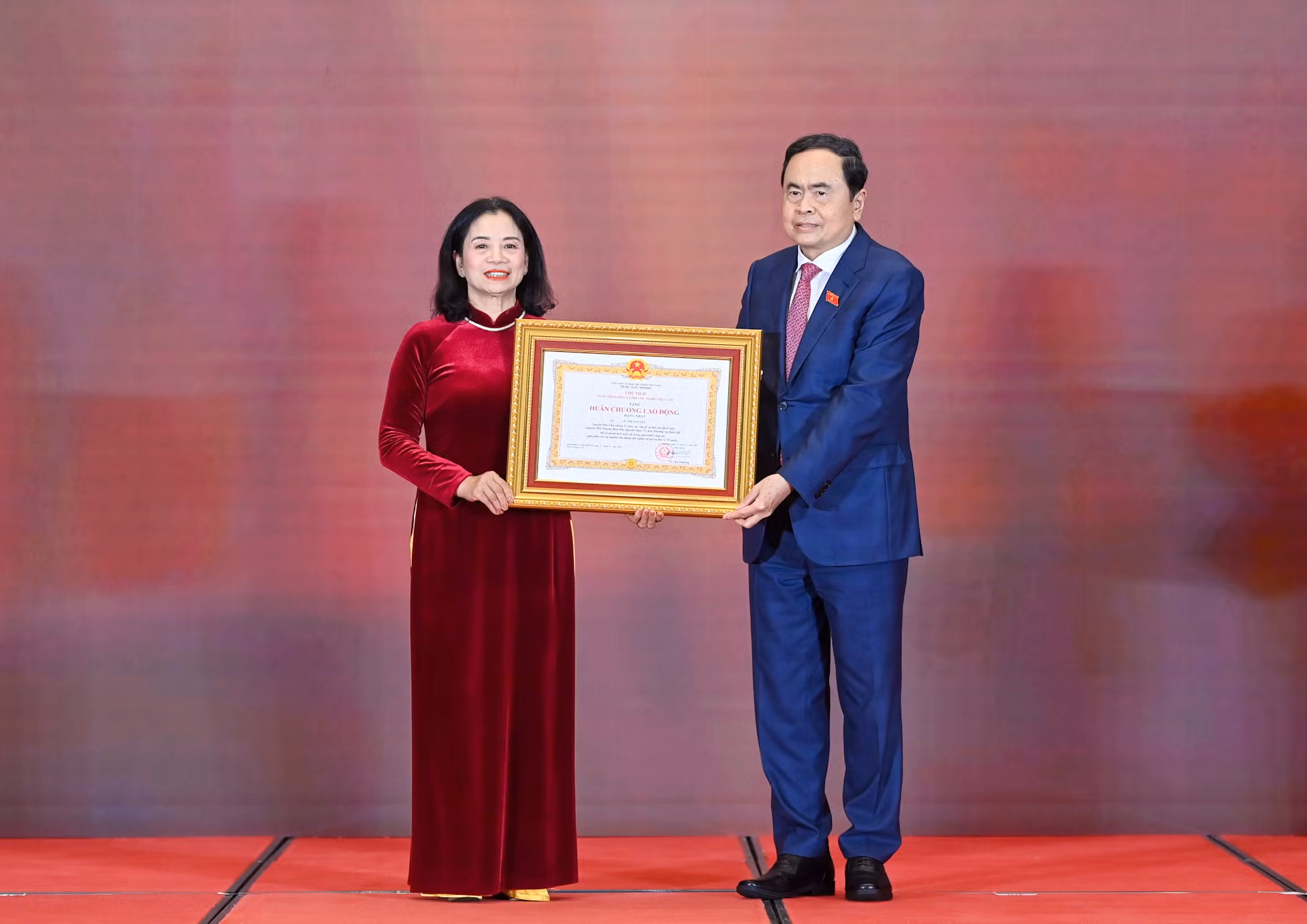 Chủ tịch Quốc hội Trần Thanh Mẫn trao Huân chương Lao động hạng Nhất tặng đồng chí Lê Thị Nguyệt. Chủ tịch Quốc hội Trần Thanh Mẫn trao Huân chương Lao động hạng Nhất tặng đồng chí Lê Thị Nguyệt.