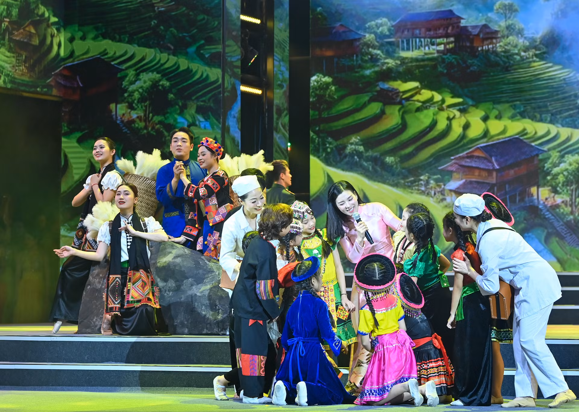 Một tiết mục tại chương trình nghệ thuật chính luận với chủ đề “Bản hùng ca người chiến sĩ áo trắng”. Một tiết mục tại chương trình nghệ thuật chính luận với chủ đề “Bản hùng ca người chiến sĩ áo trắng”.