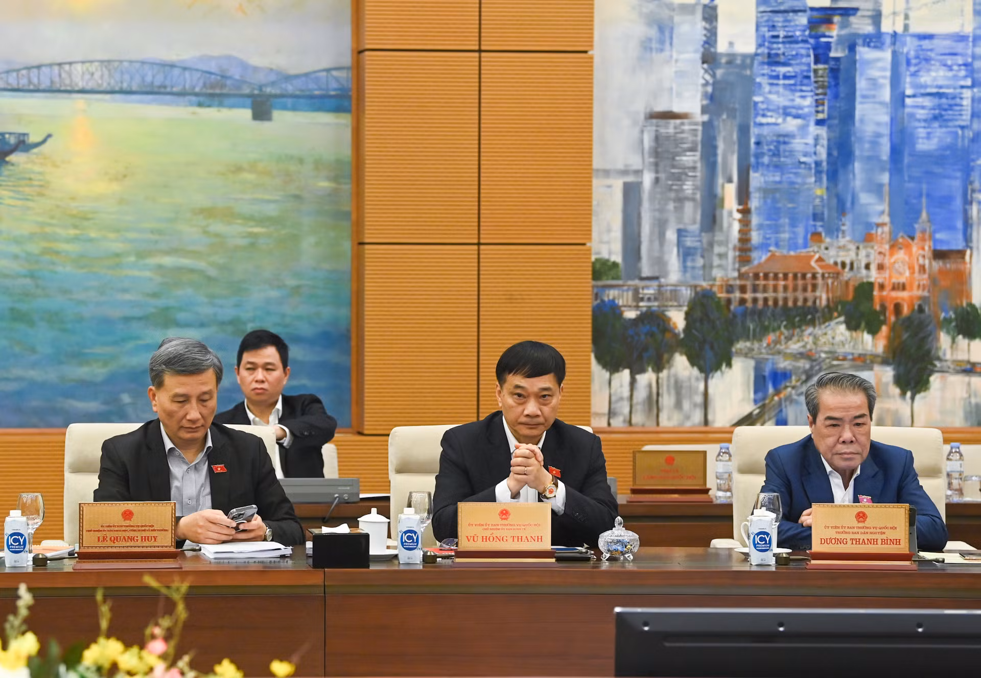 Các Ủy viên Ủy ban Thường vụ Quốc hội dự phiên họp. Các Ủy viên Ủy ban Thường vụ Quốc hội dự phiên họp.