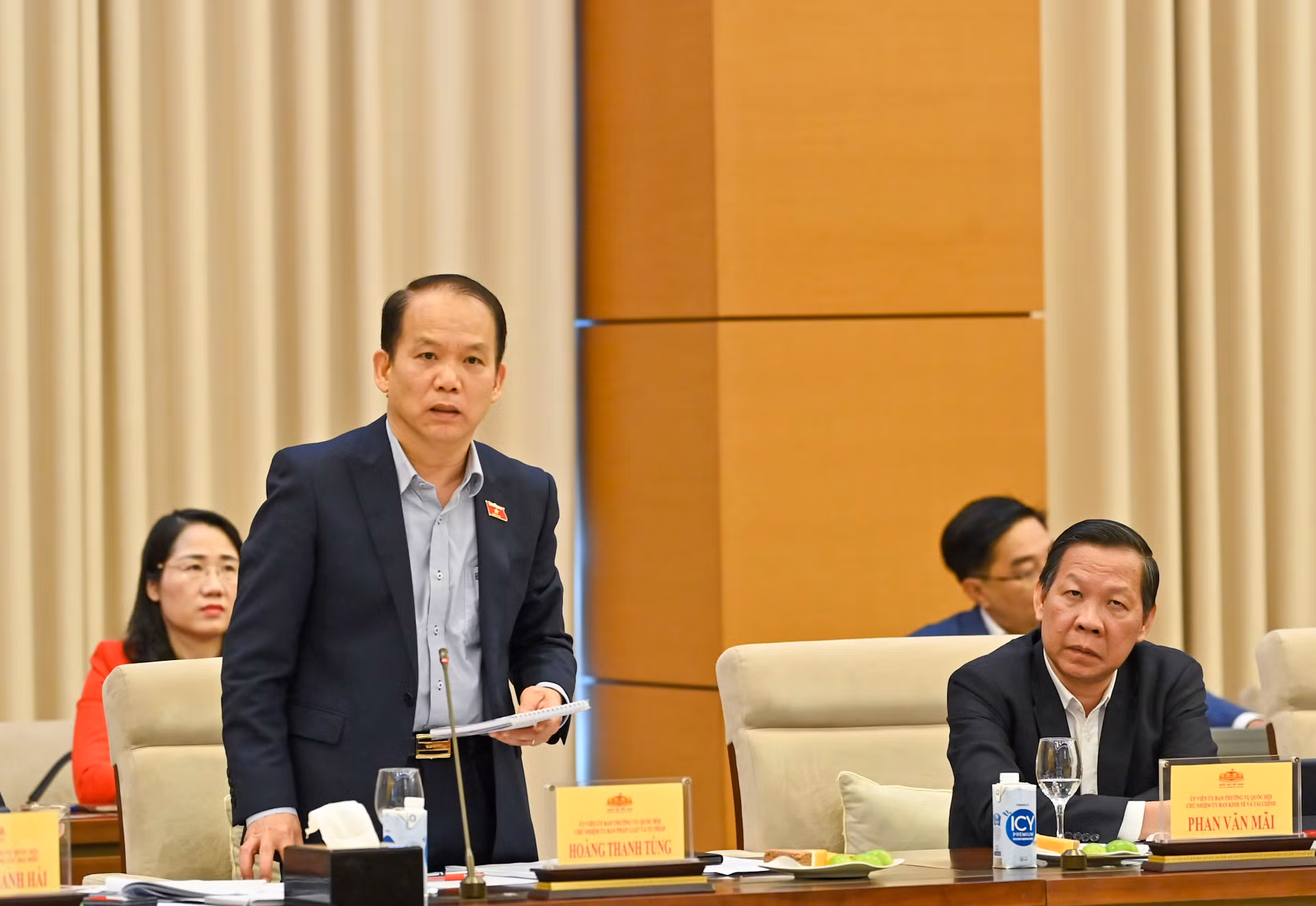 Chủ nhiệm Ủy ban Pháp luật và Tư pháp Hoàng Thanh Tùng phát biểu tại cuộc họp. Chủ nhiệm Ủy ban Pháp luật và Tư pháp Hoàng Thanh Tùng phát biểu tại cuộc họp.