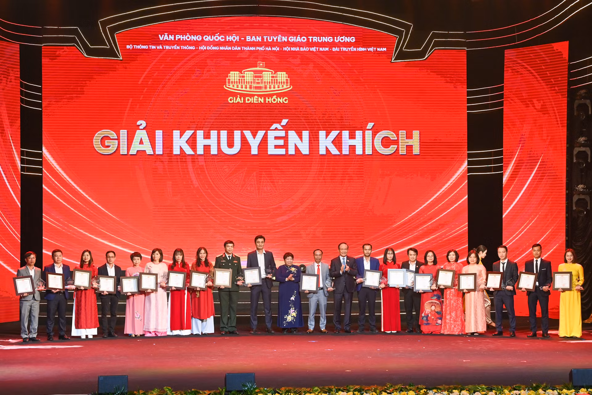 Chủ nhiệm Ủy ban Xã hội Nguyễn Thuý Anh và Chủ tịch Hội đồng nhân dân Thành phố Hà Nội Nguyễn Ngọc Tuấn trao giải Khuyến khích tặng các tác giả, nhóm tác giả.