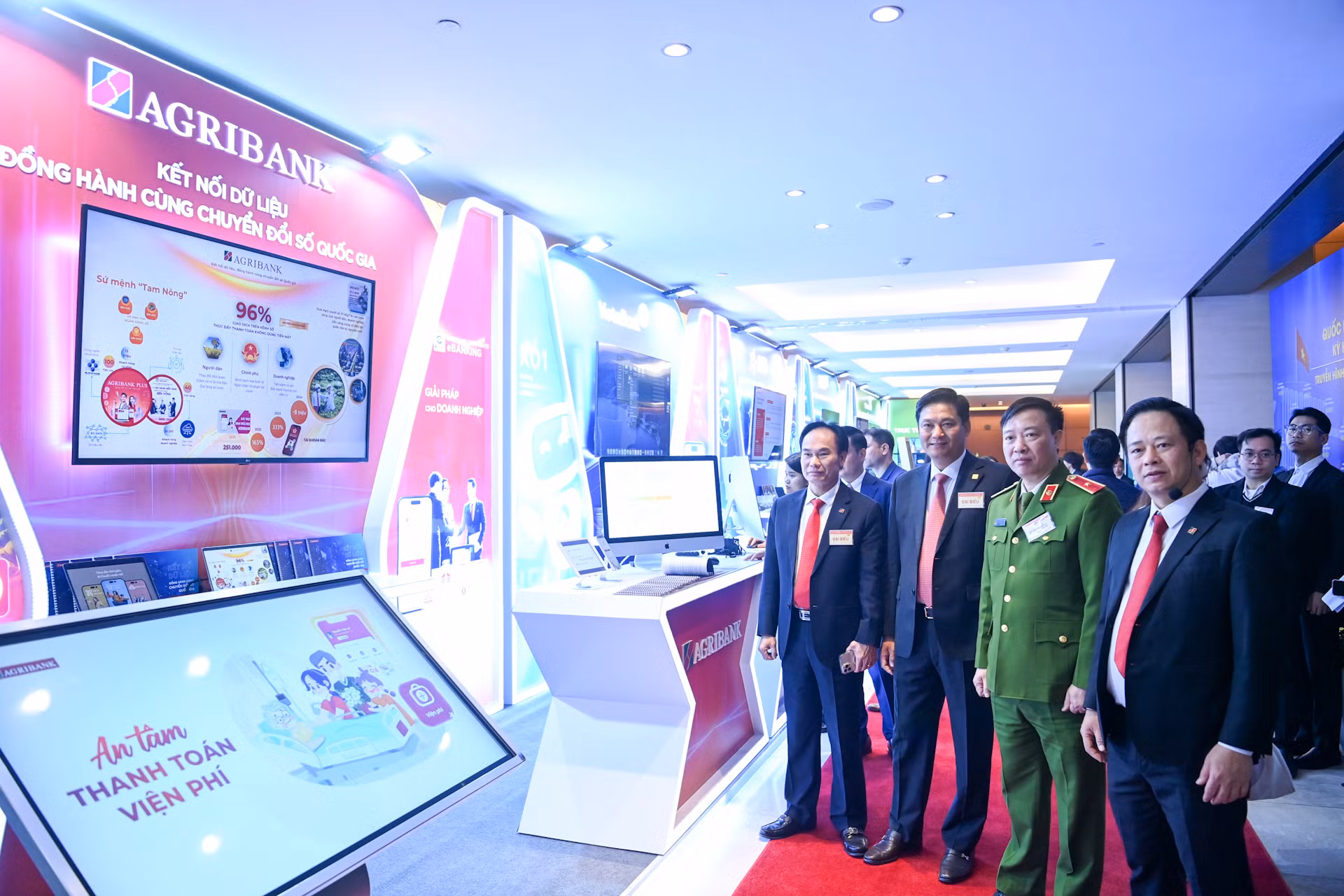 Các đại biểu tham quan gian trưng bày của Ngân hàng Agribank.