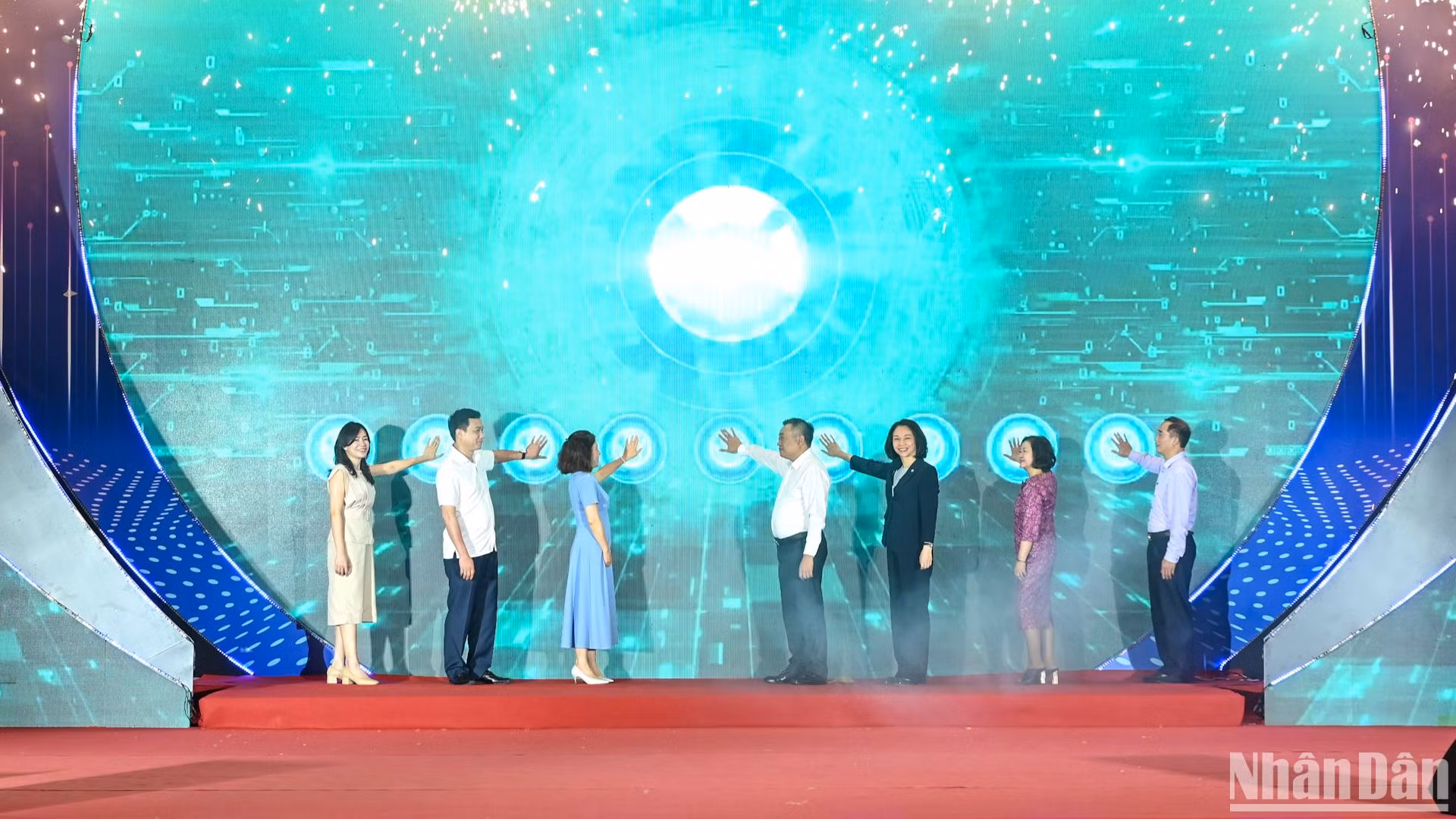 Các đại biểu thực hiện nghi thức khai mạc Festival Phở 2025 "Tinh hoa phở Việt - Di sản trong kỷ nguyên số".
