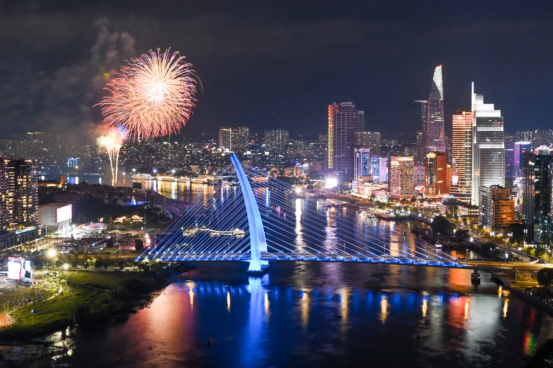 Pháo hoa rực sáng trên bầu trời Thành phố Hồ Chí Minh.
